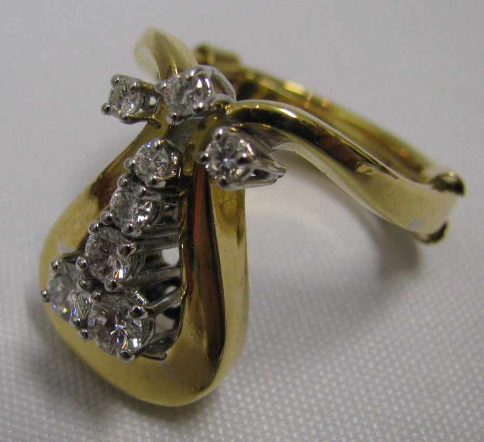 Designer-Damenring, 8 Brillanten, TW VVSI, zus. ca. 0,85 ct, 750er Gelbgold, gepunzt, 14,4 g,