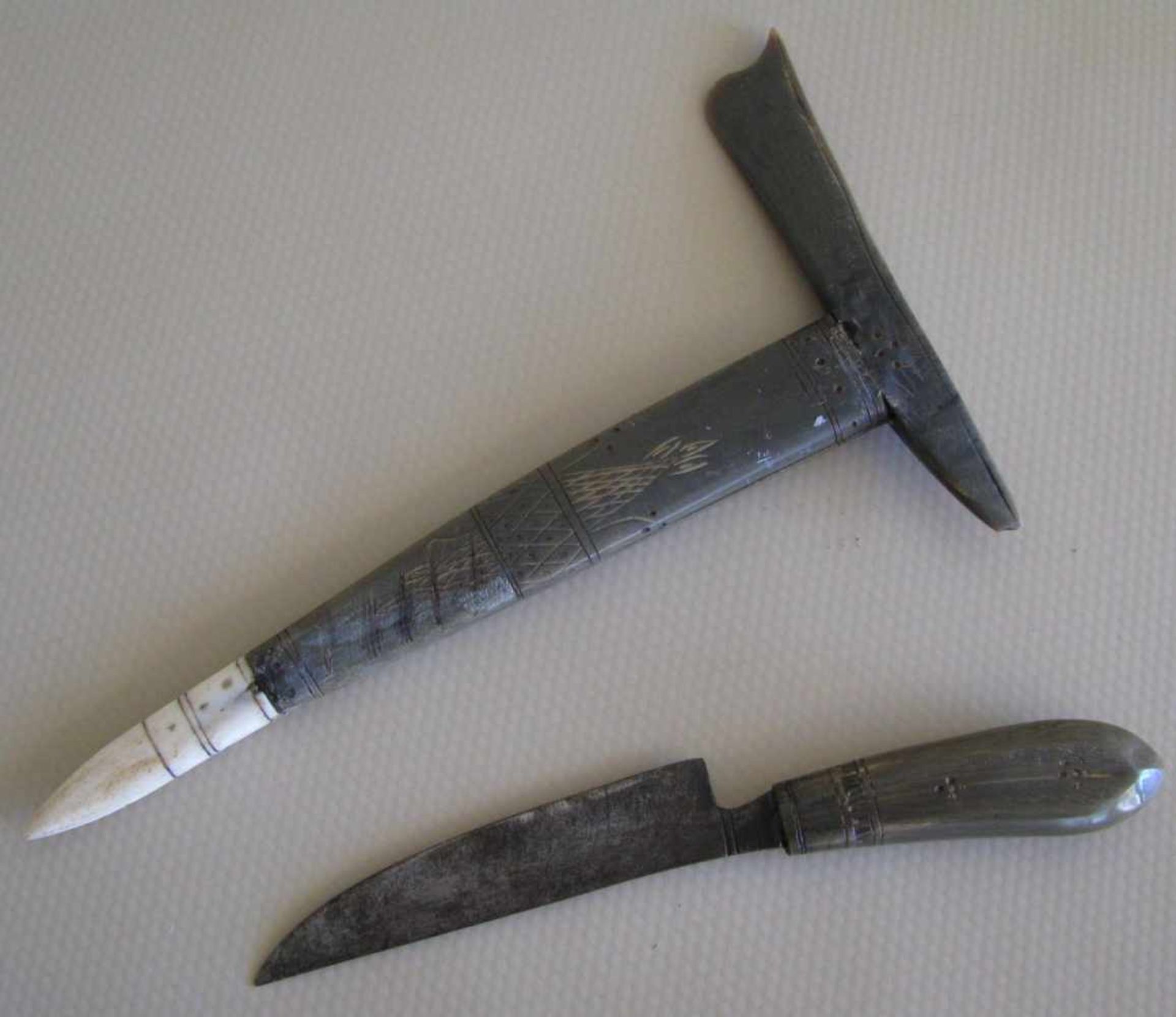 Kleines Messer in Scheide, Indonesien, 19. Jahrhundert, Griff und Scheide Bein, l 24 cm, d 10,5 cm.