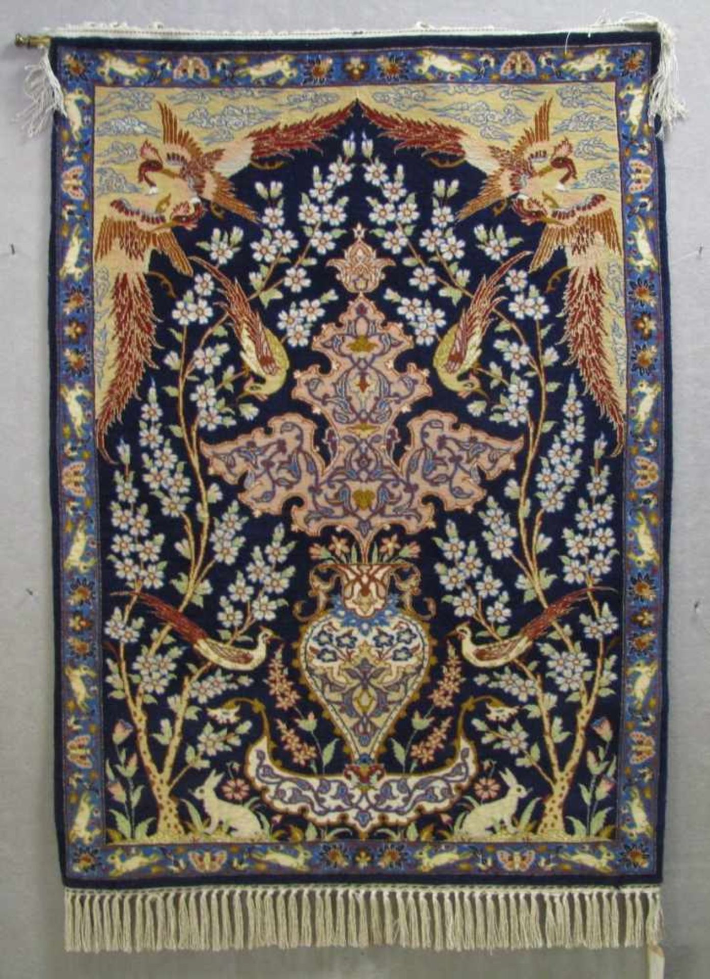 Isfahan, Persien, alt, Blüten- und Vogeldekor, ca. 94 x 68 cm.