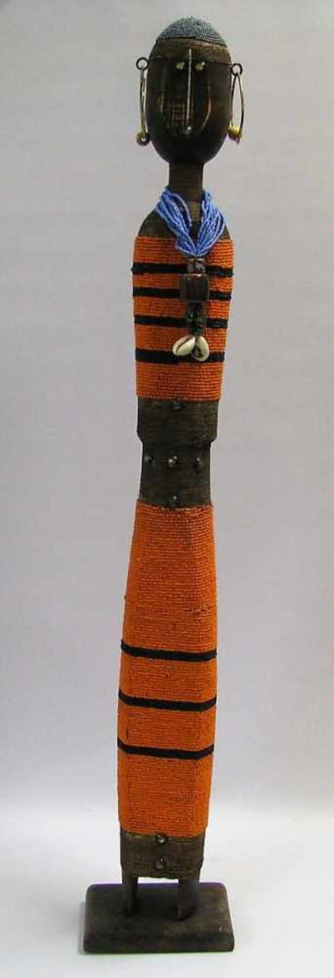 Stehende, weibliche Figur, Afrika, Holz beschnitzt und mit orangefarbenen, schwarzen und blauen
