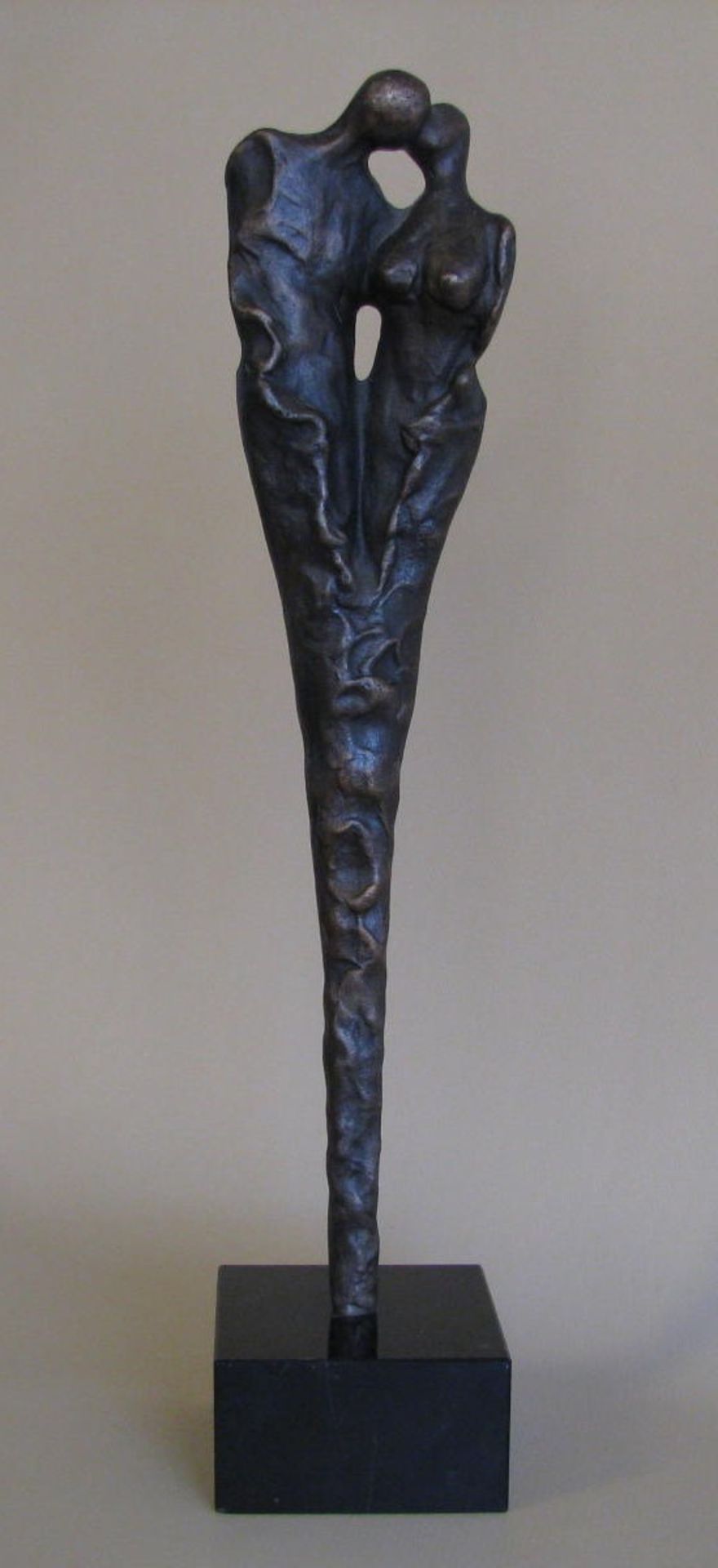 Clou, Elly du, 'Zusammen stark', Bronze patiniert, Marmorsockel, h 37,5 cm, d 9,5 cm.