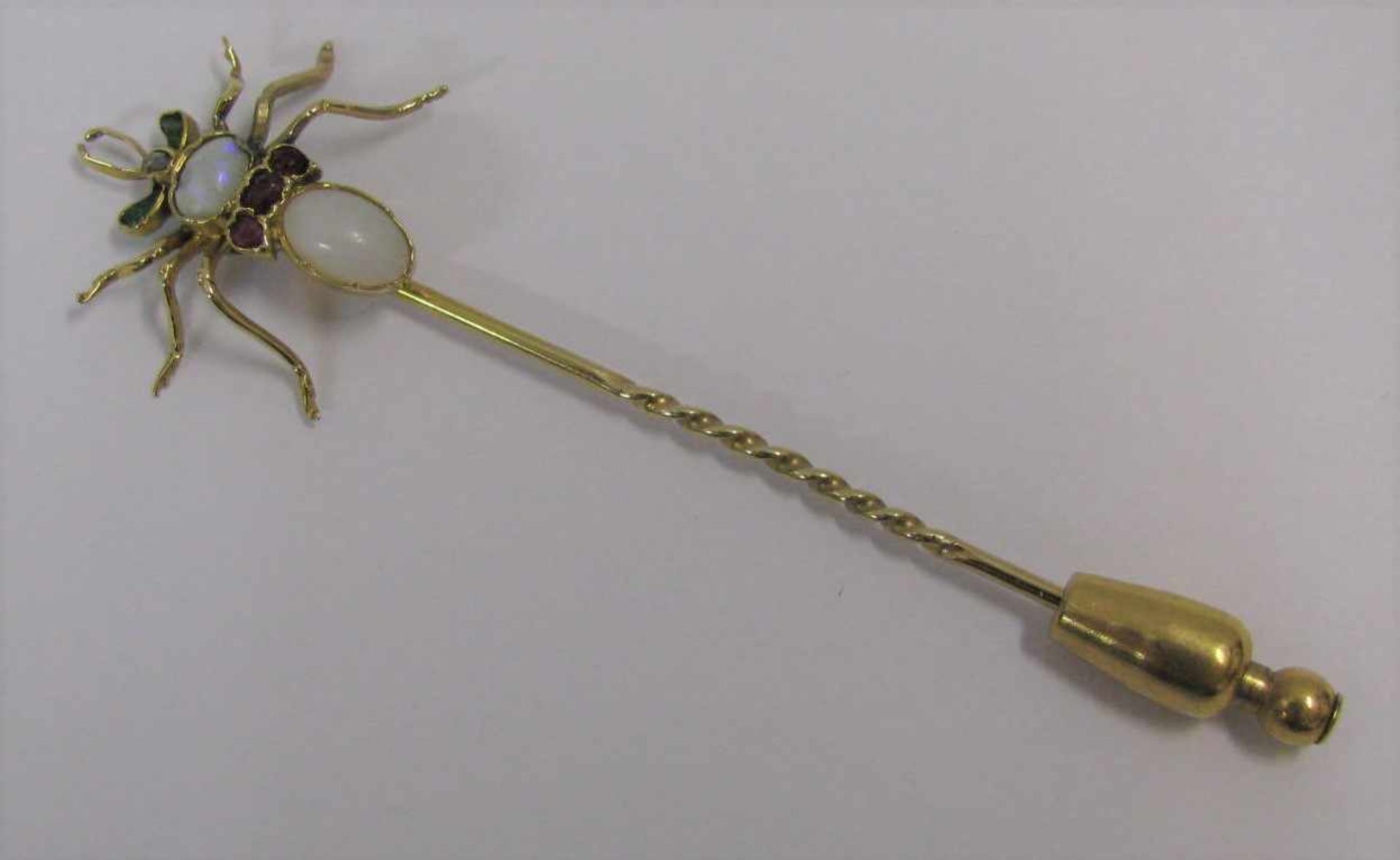 Anstecknadel besetzt mit Spinne, um 1900, 2 Opal-Cabochons, 3 Rubine, 2 Smaragde und Diamant,