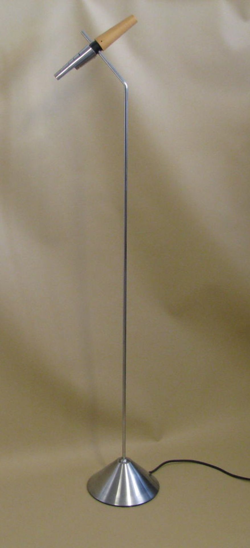 Designer-Stehlampe, 1970er Jahre, Memphis-Stil, Edelstahl und Holz, h 140 cm, Standfuß d 23 cm.