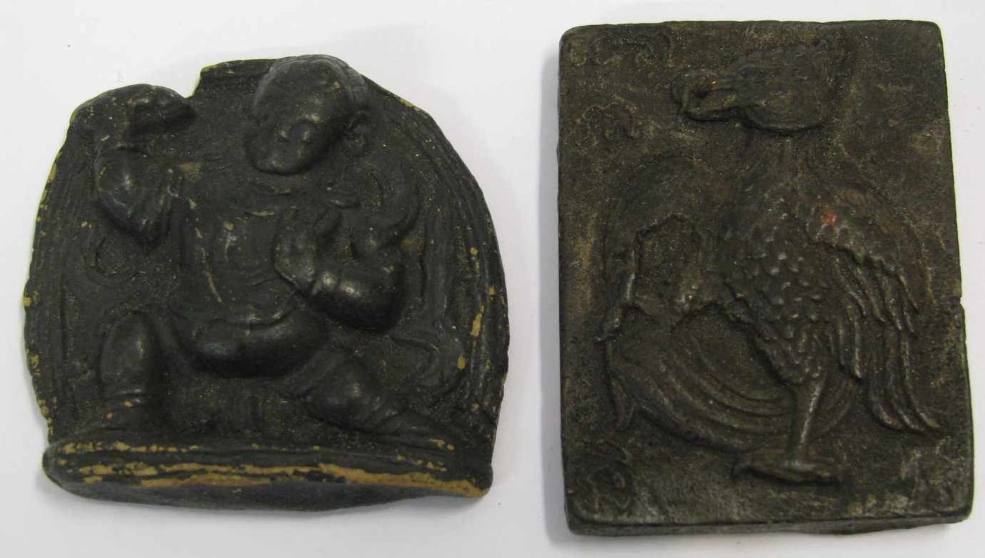 Fabelfigur und Buddha, Tibet/Nepal, Ton geprägt, 1 x sign., 5,5 x 4/5 x 5 cm.