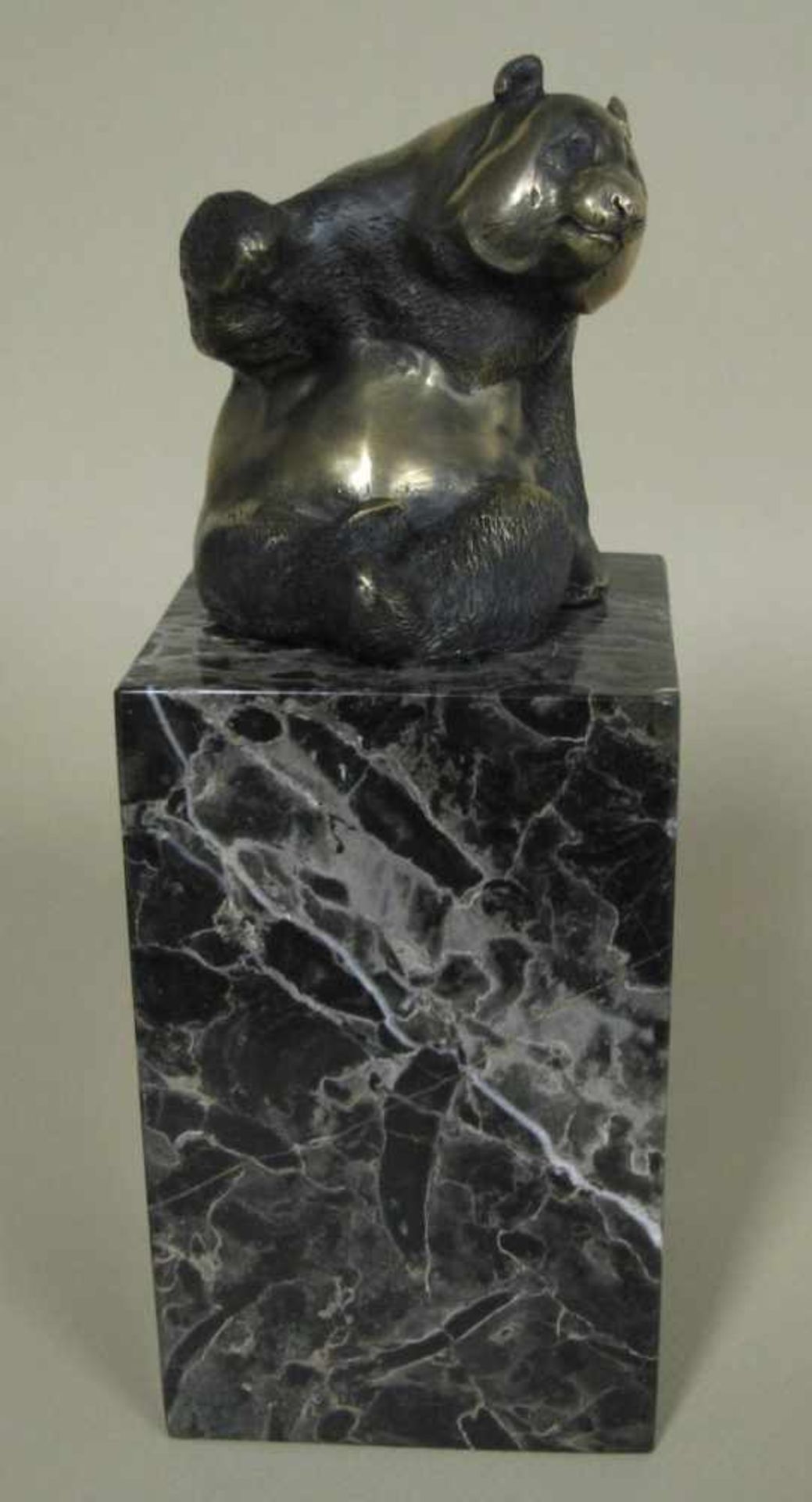 Sitzender Pandabär, Bronze, Gießerstempel, Marmorsockel, posthumer Guss nach Milo, 22 x 8,5 x 8 cm.