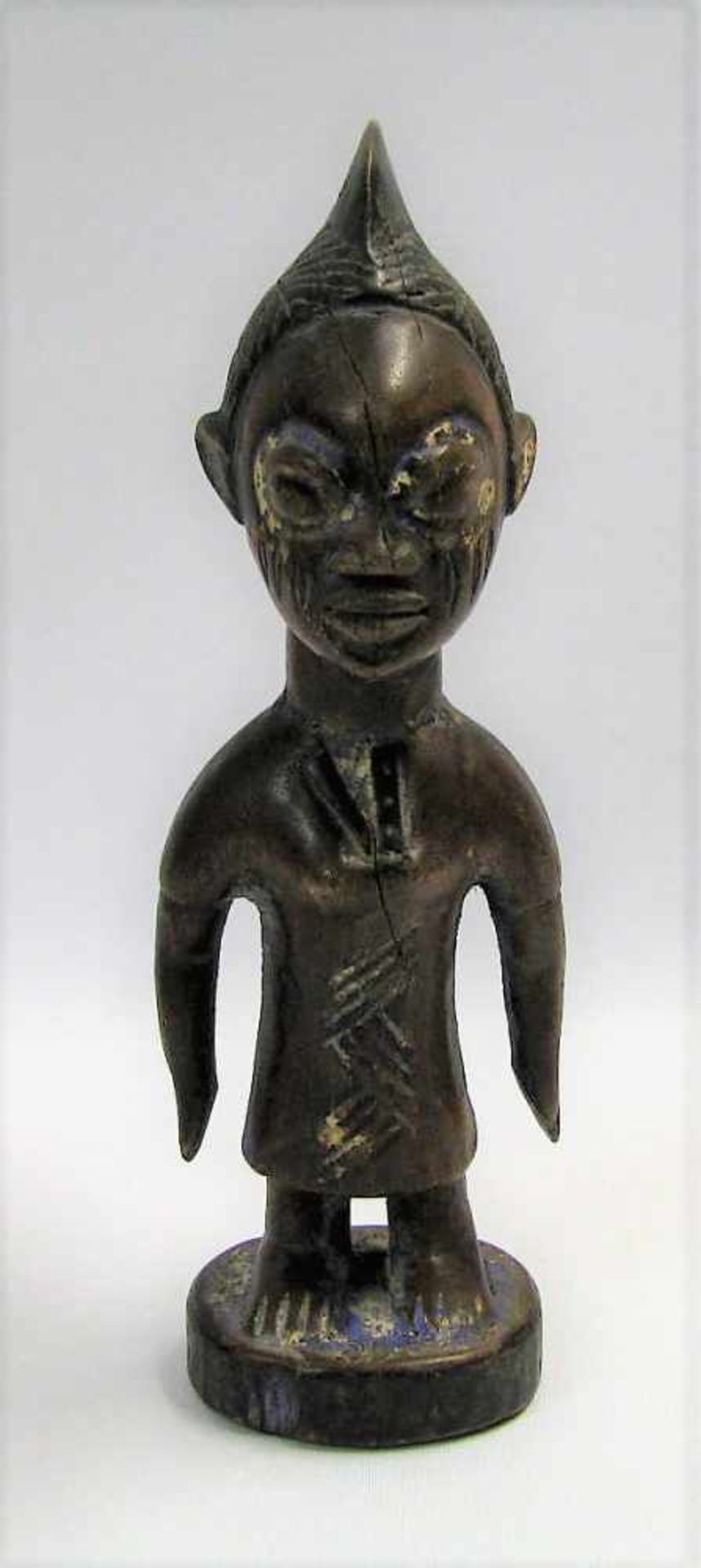 Zwillingsfigur Ere Ibedji, Afrika, Nigeria, Yoruba, Holz beschnitzt, Reste von blauer Färbung, 22,