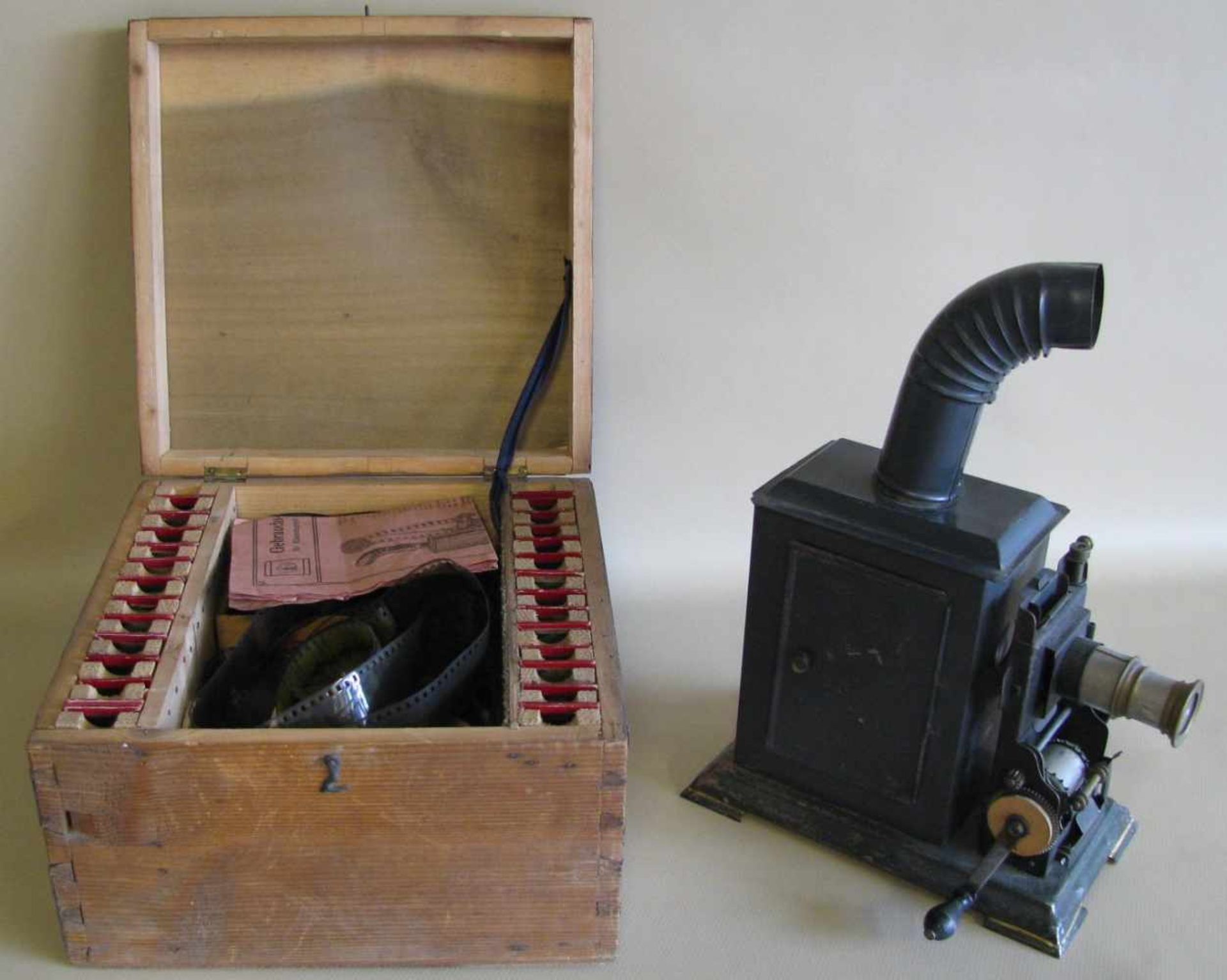 Laterna Magica und Kinematograph mit vielen Glasbildern und Filmen, um 1900, 33 x 22 x 12,5 cm.