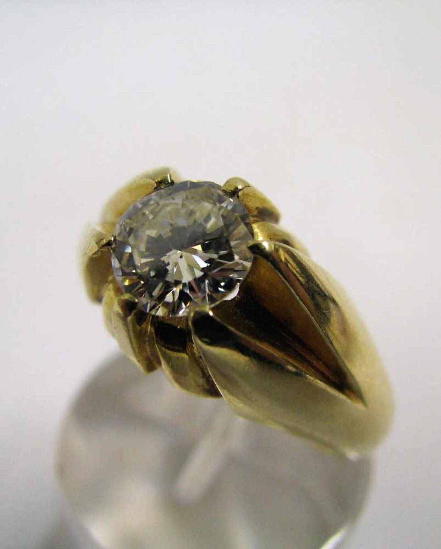 Ring mit Brillantsolitär, ca. 1,4 ct, TW VVSI, 585er Gelbgold, gepunzt, 11,4 g, Ringgr. 62. - Bild 2 aus 2