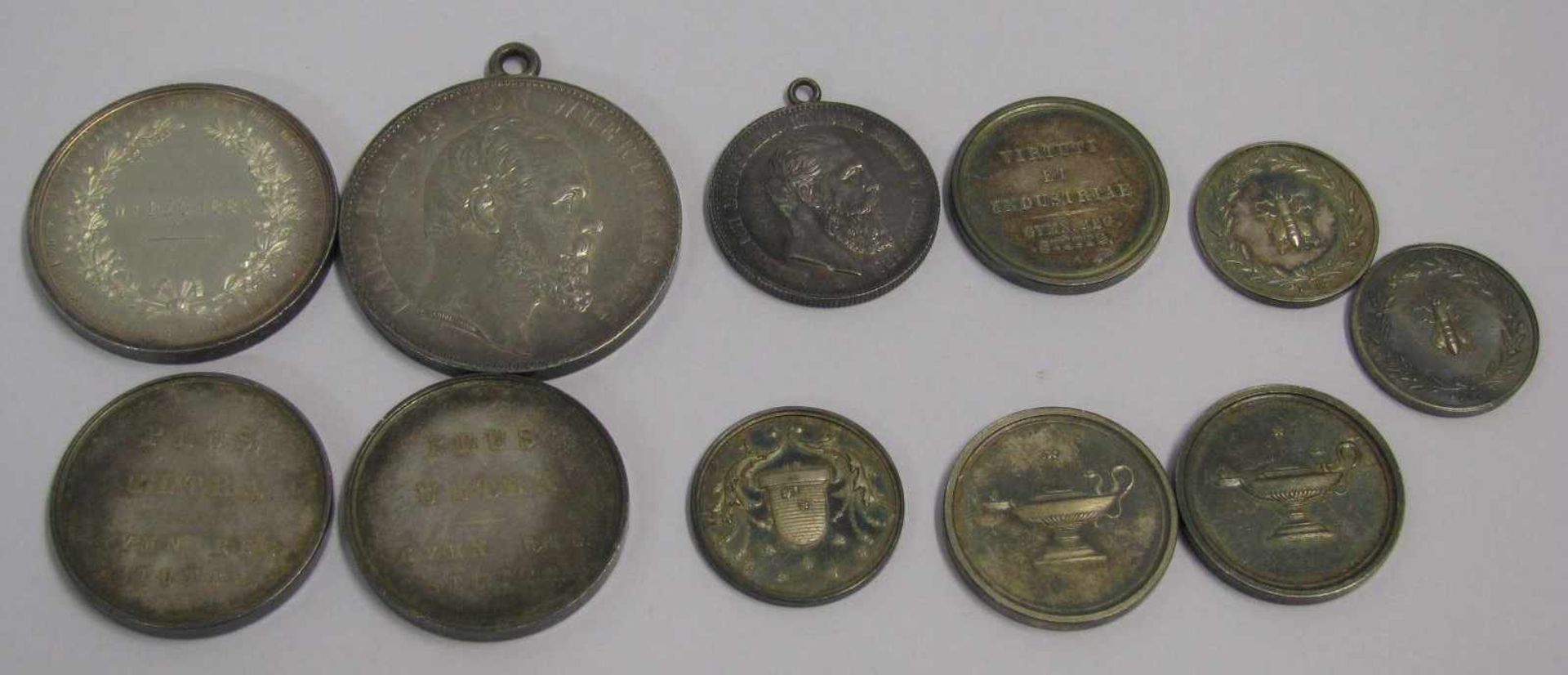 11 diverse Münzen, Silber.