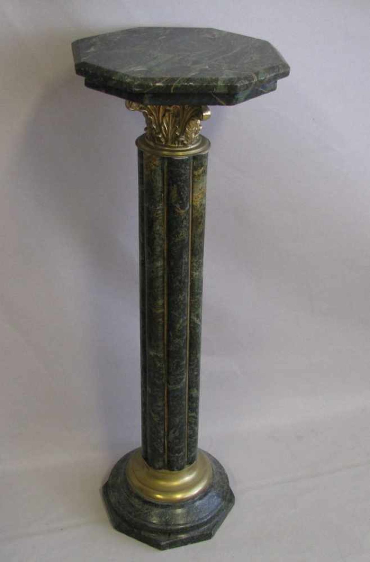 Marmor-Säule, 1. Hälfte 20. Jahrhundert, Messingapplikationen, h 92 cm, d 31 cm.