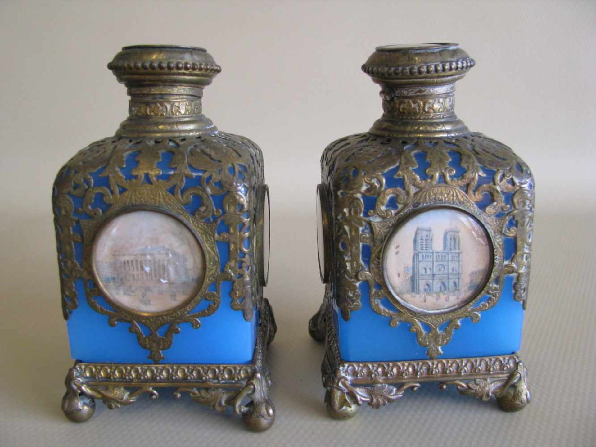 2 Flakons, Frankreich, 19. Jahrhundert, blaues Glas mit feiner Messingmontur, Medaillons mit 8 - Bild 3 aus 5