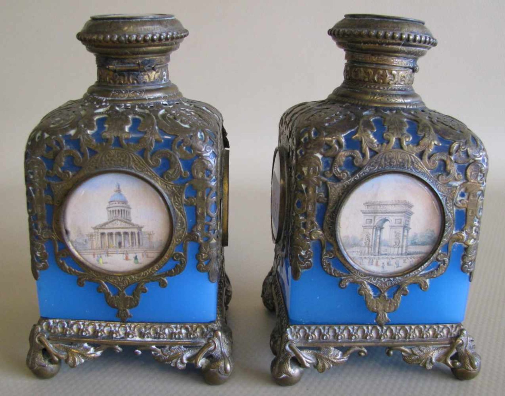 2 Flakons, Frankreich, 19. Jahrhundert, blaues Glas mit feiner Messingmontur, Medaillons mit 8