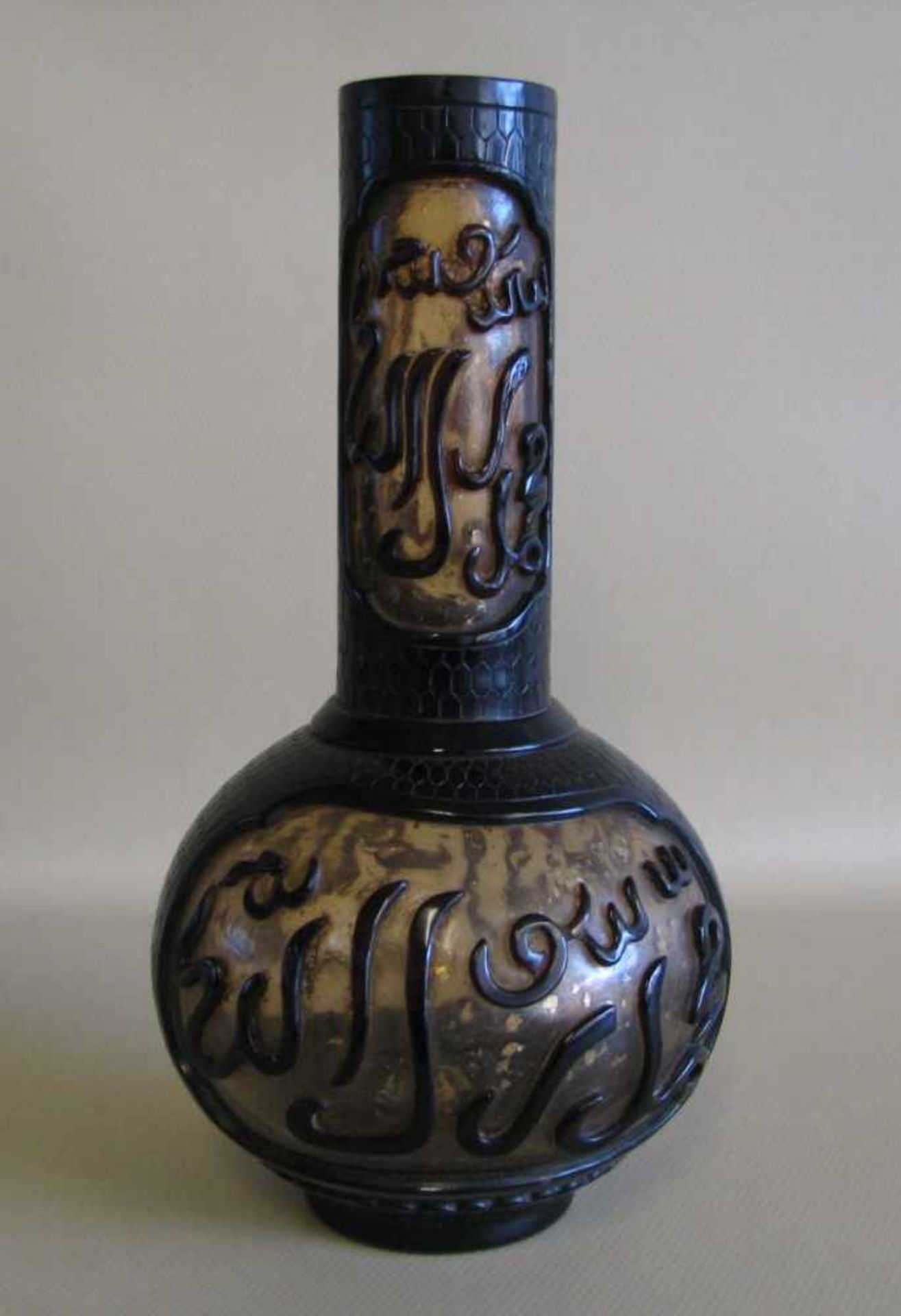 Seltene Vase, China, um 1900, Überfangglas mit eingeschlossenen Goldblättchen, Wandung und Korpus, - Bild 2 aus 3