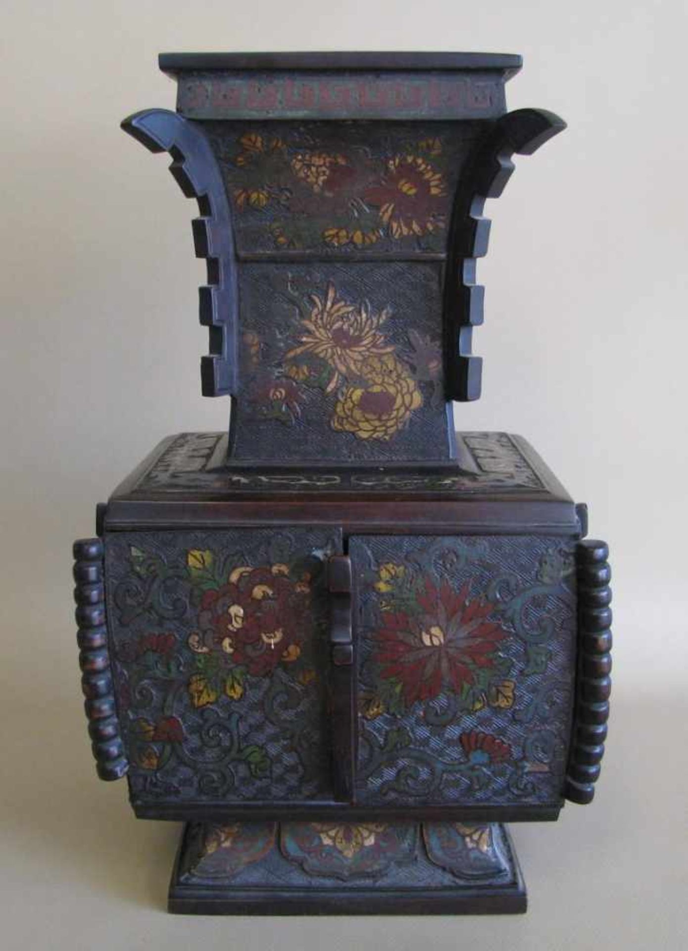 Seltene Cloisonné-Vase mit Geheimfach, Japan, Bronze mit vielfarbigem Zellenschmelz mit Blütendekor,