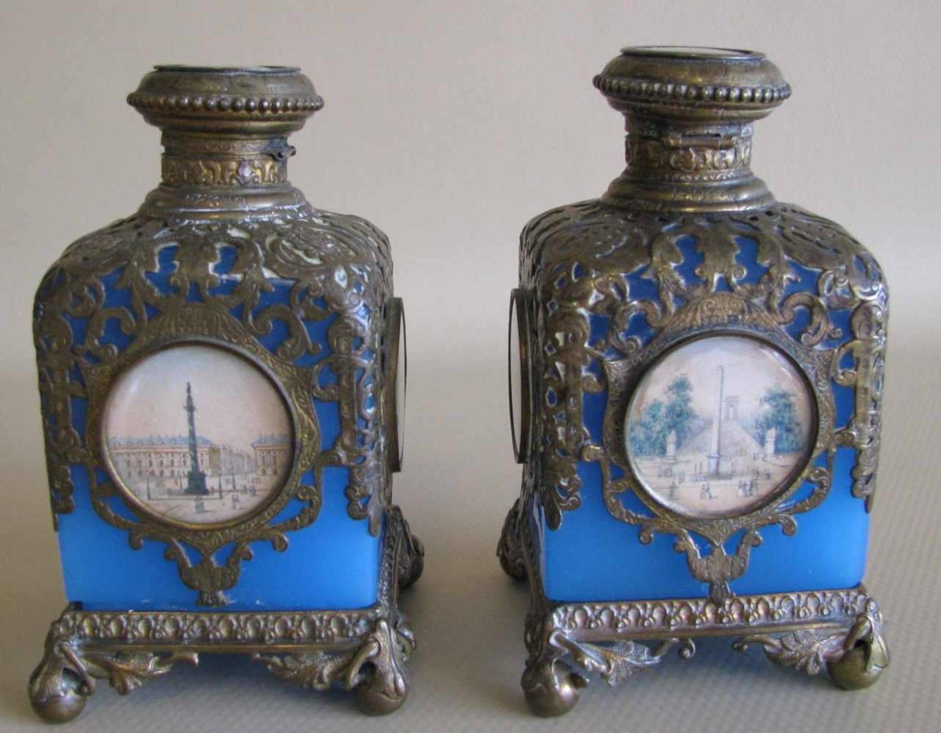 2 Flakons, Frankreich, 19. Jahrhundert, blaues Glas mit feiner Messingmontur, Medaillons mit 8 - Bild 2 aus 5