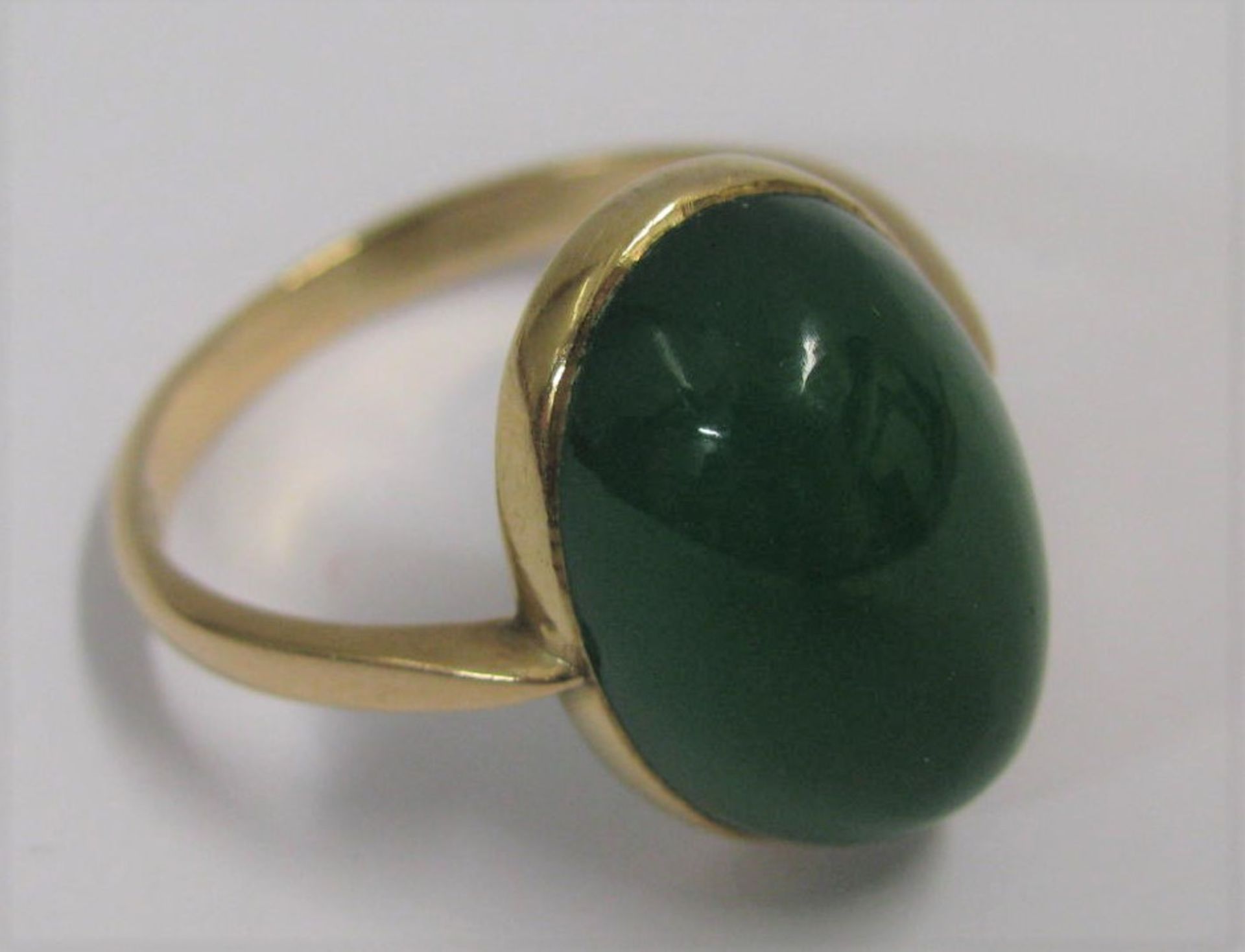 Damenring, Jade-Cabochon, 585er Gelbgold, gepunzt, 4,6 g, Juweliersigné, Ringgr. 60/61.
