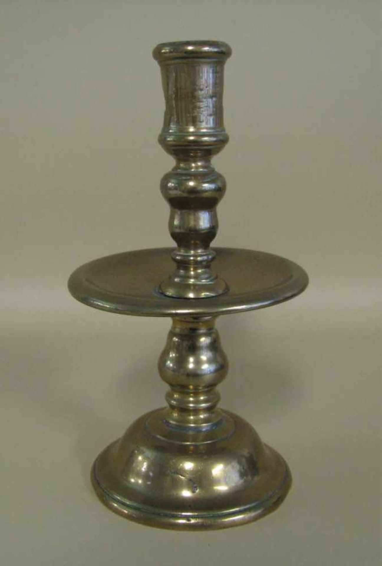 Scheibenleuchter, 18. Jahrundert, Bronze, h 20 cm, d 10,6 cm.