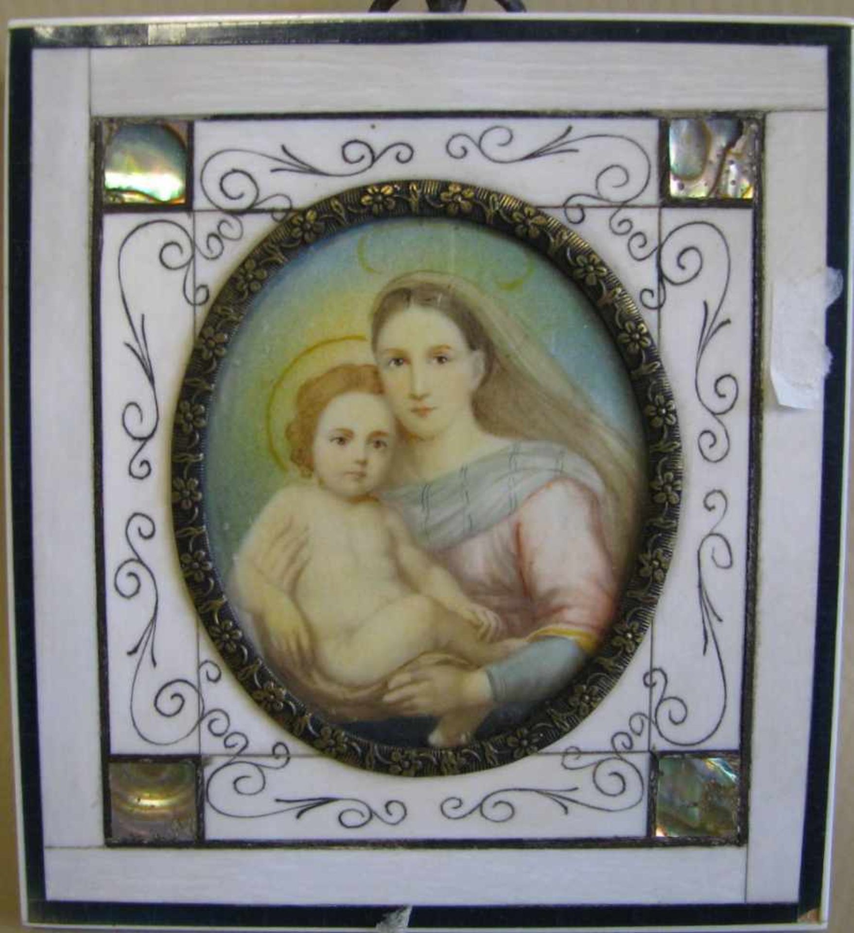 Miniatur, 'Maria mit Kind', 1. Hälfte 20. Jahrhundert, 9,5 x 10,5 cm, Elfenbeinrahmen.