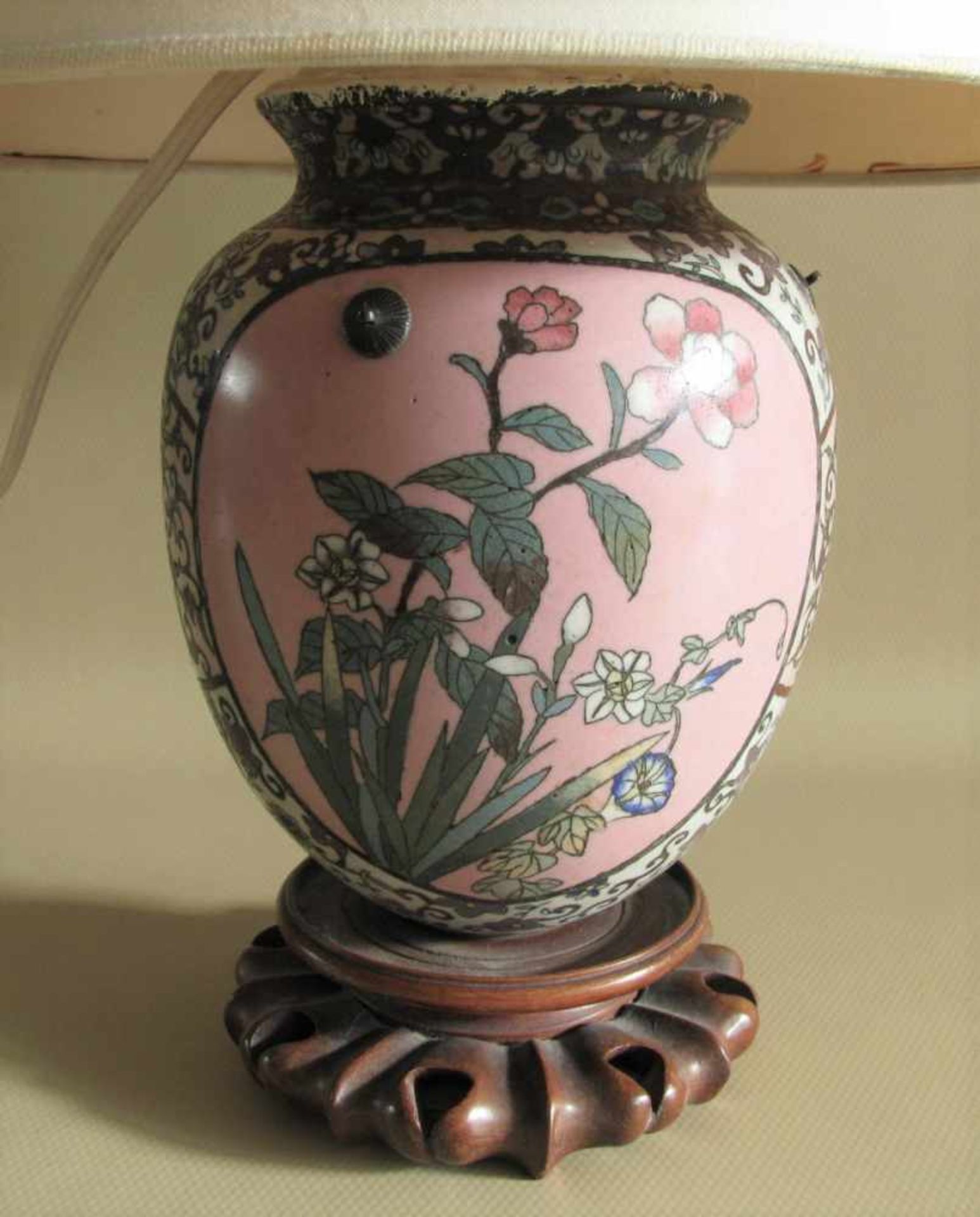 Cloisonné Tischlampe, China, beschnitzter Holzsockel, h 46 cm, d 16 cm. - Bild 2 aus 2