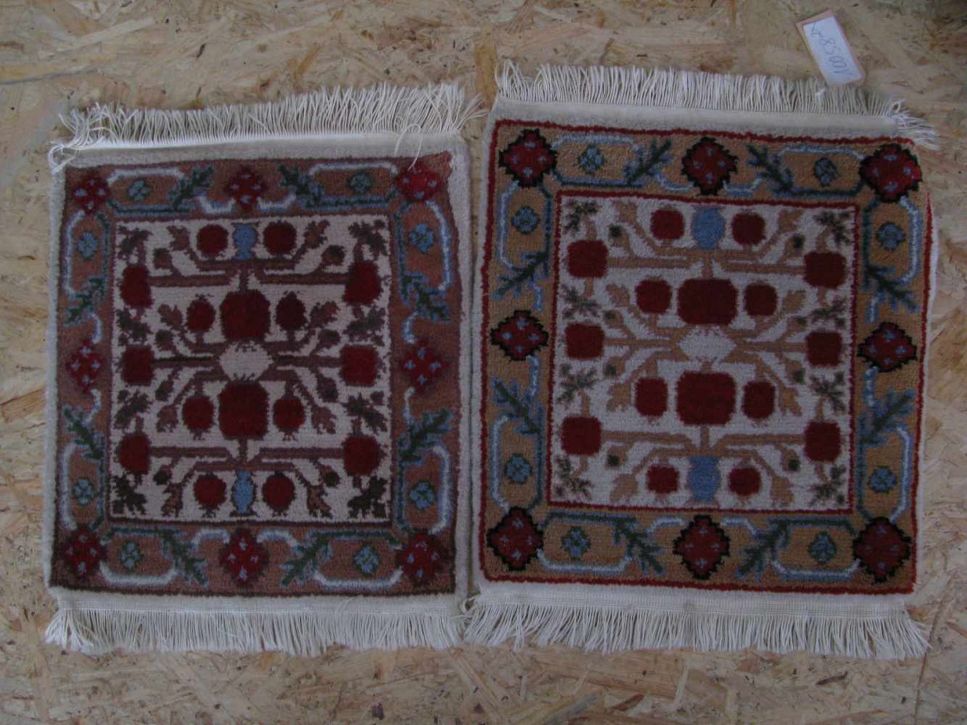 2 kleine Teppiche, Nepal/Tibet, ca. 42 x 40 cm.