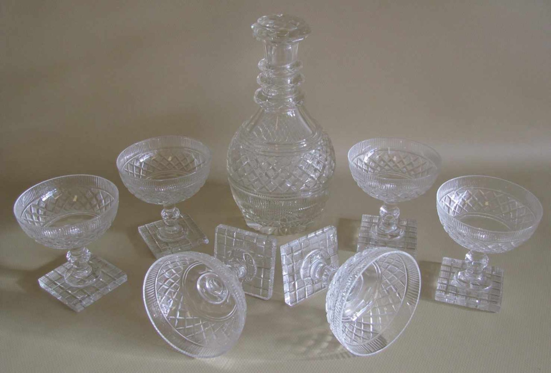Karaffe mit 6 Gläsern, England, 19. Jahrhundert, Bleikristall reich beschliffen, Karaffe h 25 cm,