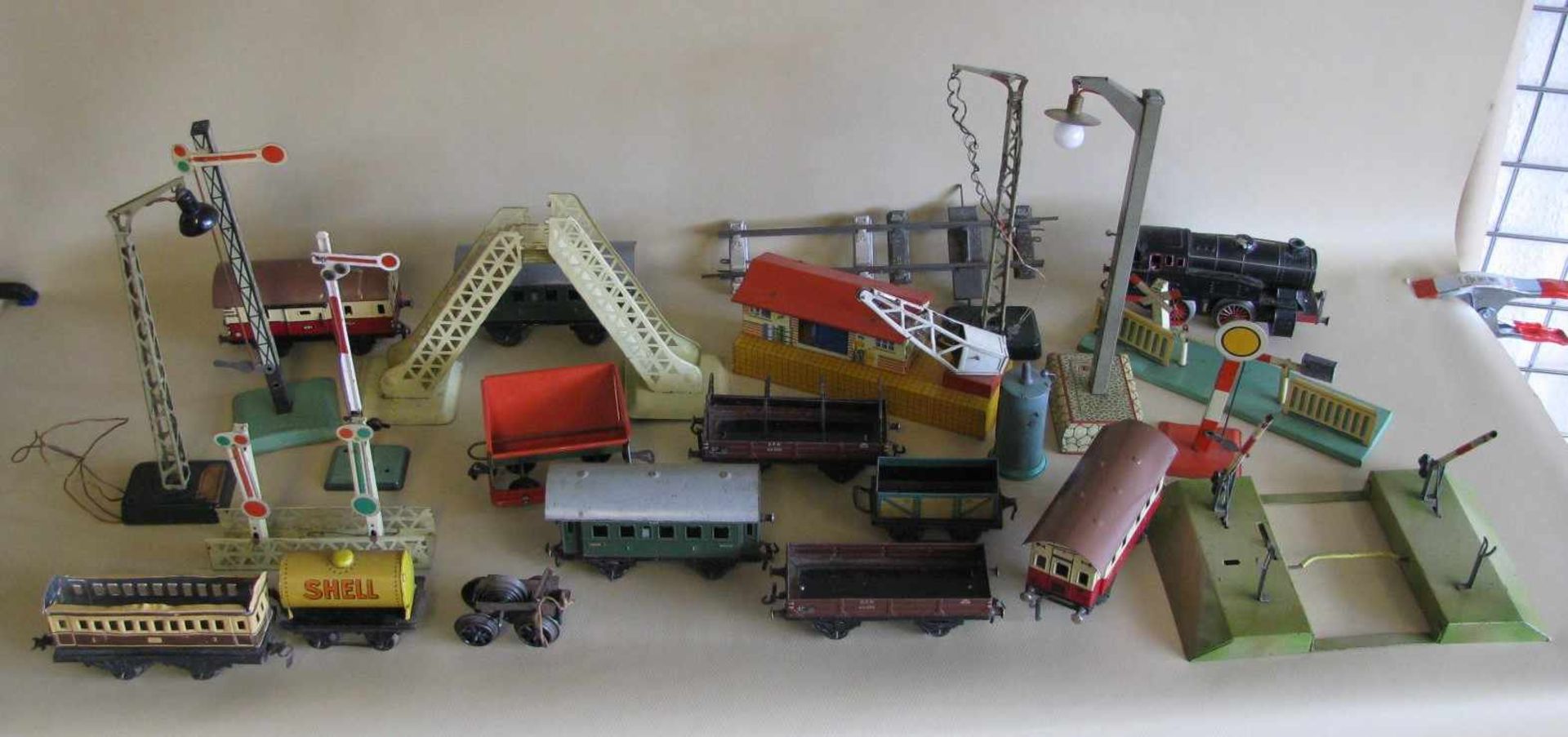 23 teiliges Konvolut, Märklin-Schienen sowie Lokomotive, Wagen und Eisenbahnzubehör, Blech.