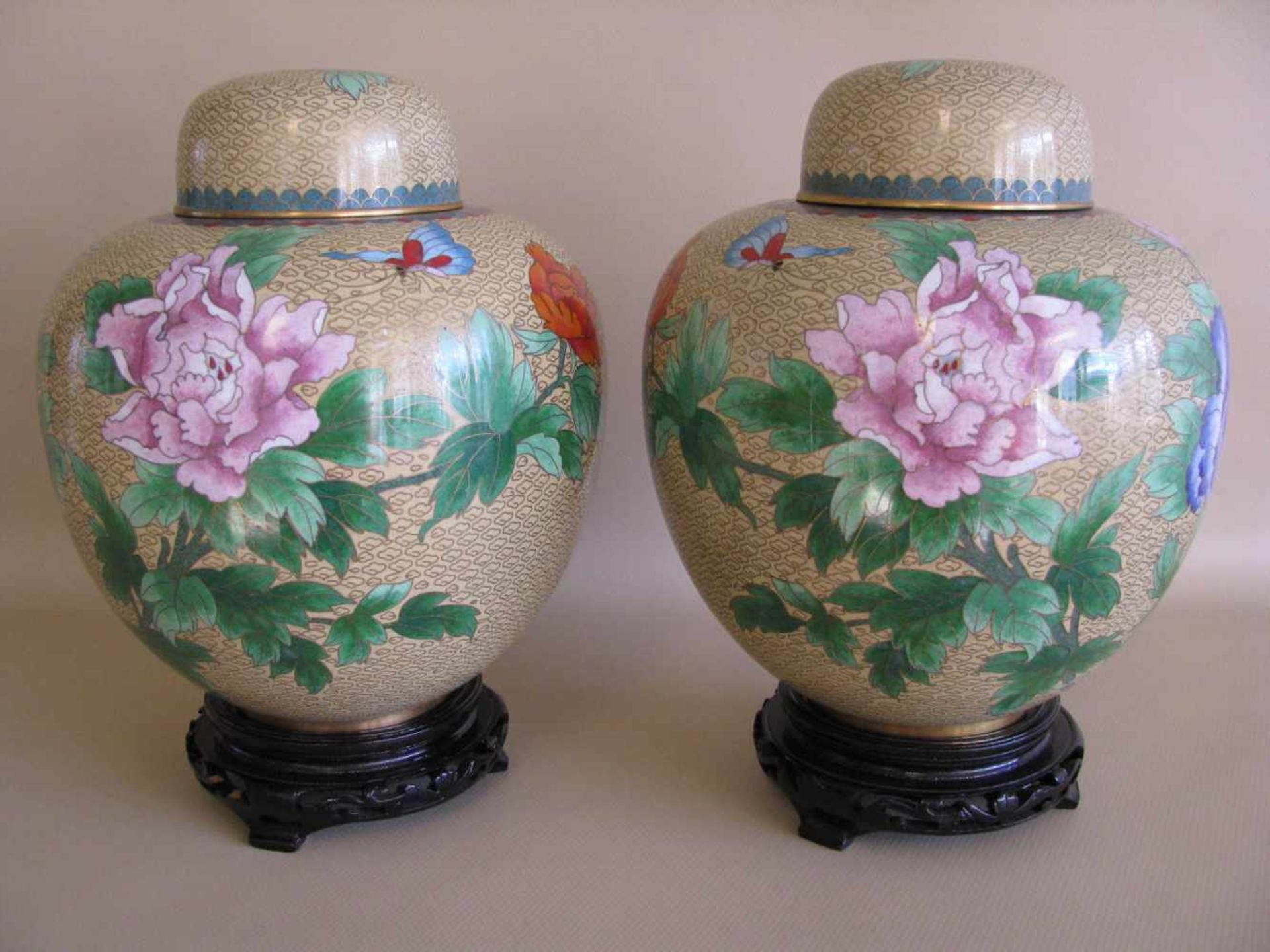 2 Deckelvasen, China, farbiges Cloisonné mit Rosendekor, auf Holzsockel, h 30 cm, d 20 cm.