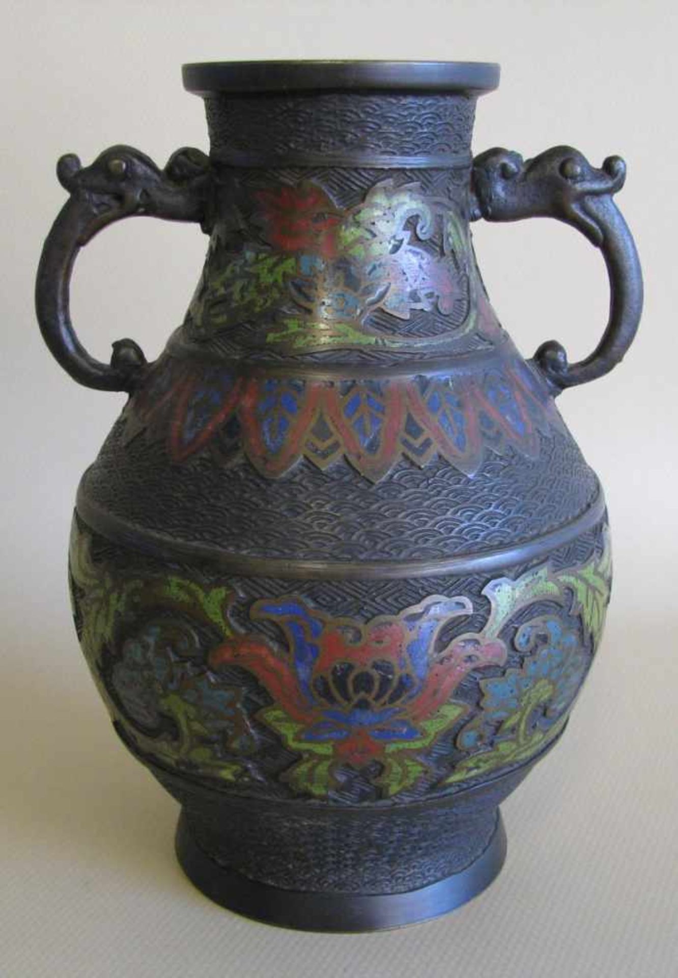 Henkel-Vase, Japan, 19. Jahrhundert, Bronze mit umlaufendem Reliefdekor, Cloisonné, h 21,5 cm, d