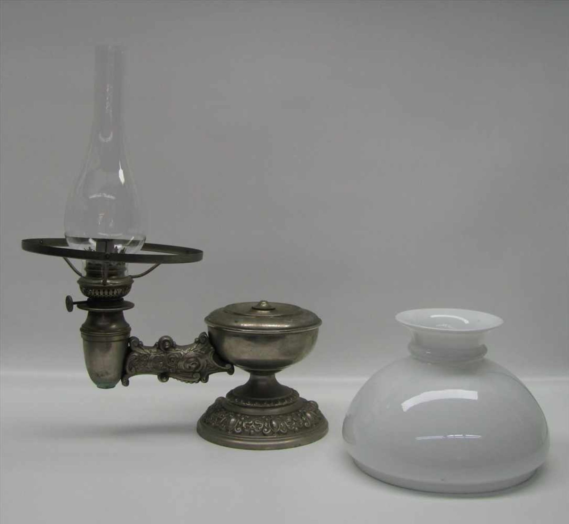 Petroleum-Tischlampe, 19. Jahrhundert, Opalinglasschirm, Zylinder, h 44 cm, d 34 cm.