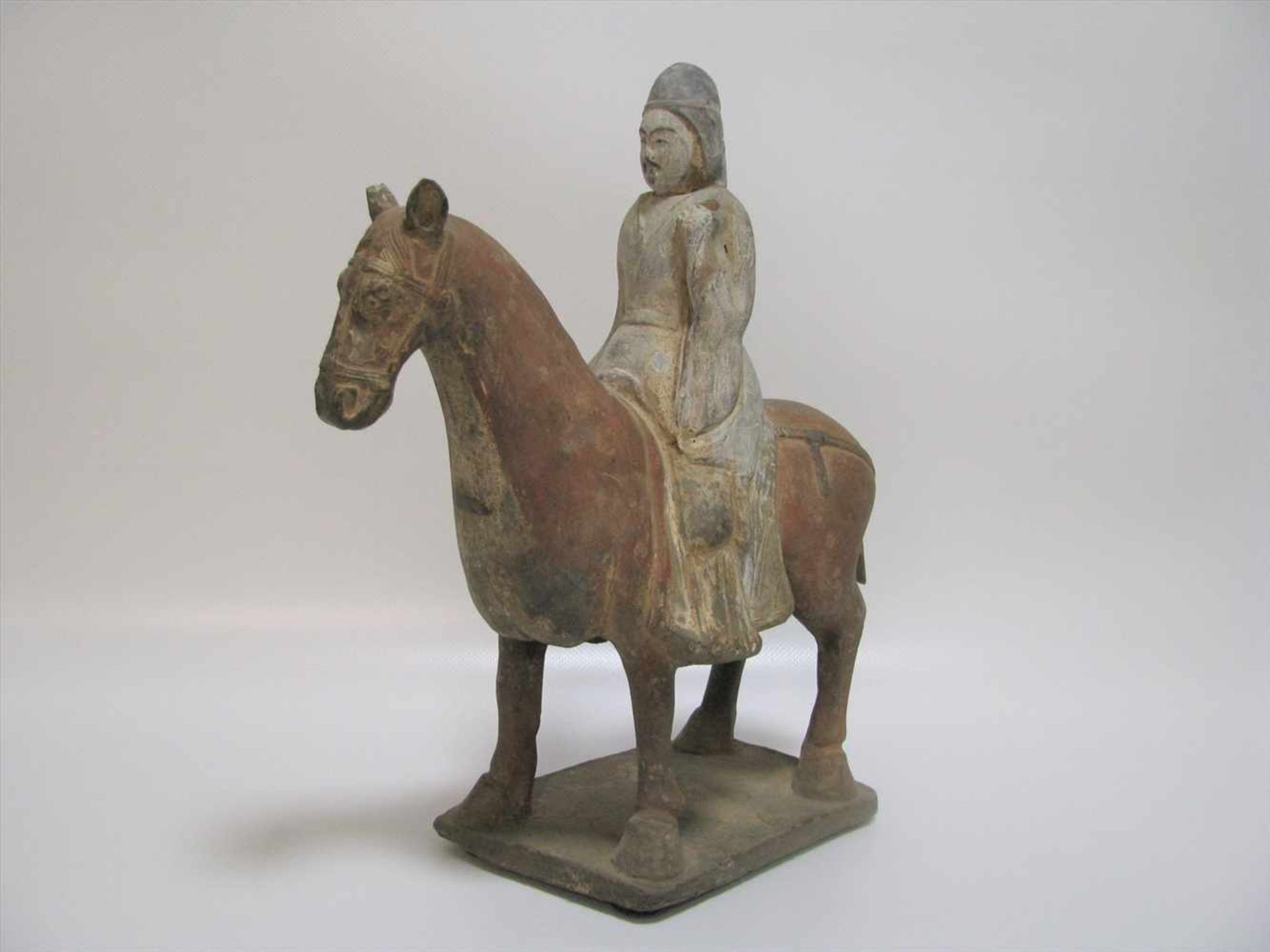 Reiter zu Pferd, China, Nördliche Qi Dynastie, 550 - 577 n.Chr., Terrakotta mit Resten von