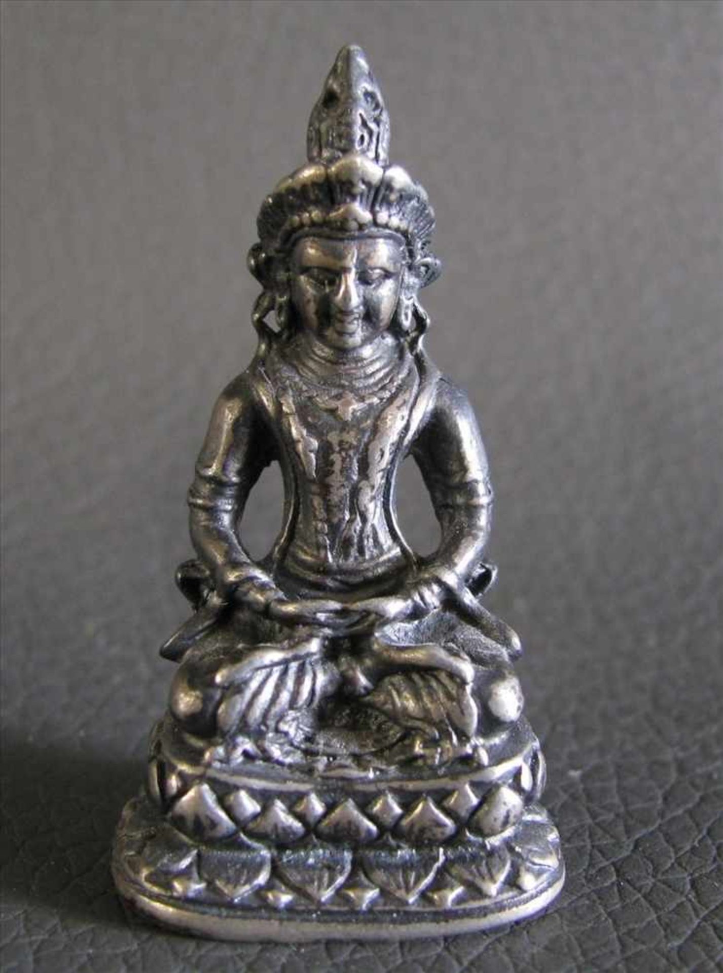 Kleine Buddhafigur, Tibet/Nepal, versilbert, 3,5 x 2 cm.