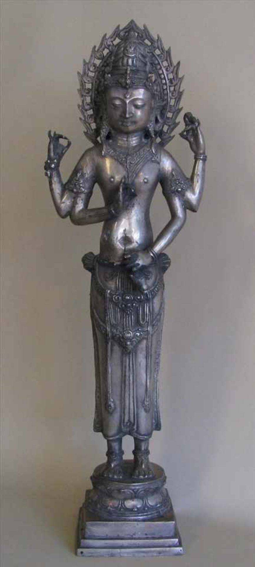 Stehende, vierarmige Gottheit auf Lotussockel, Messing versilbert, 62 x 18 x 12,2 cm.