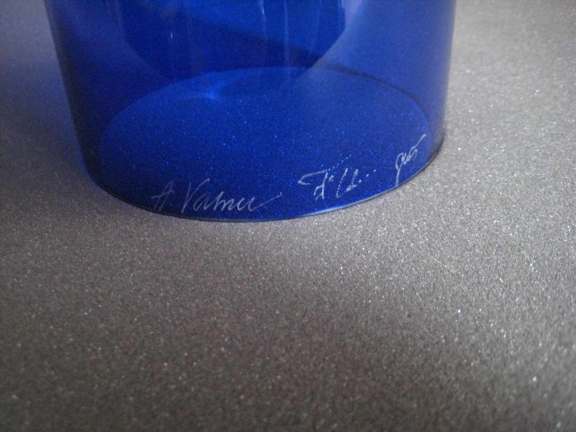 Designer-Vase, sign. A. Vahnu, bläuliches Glas mit gelben Fäden, h 50,5 cm, d 13,5 cm. - Bild 2 aus 2