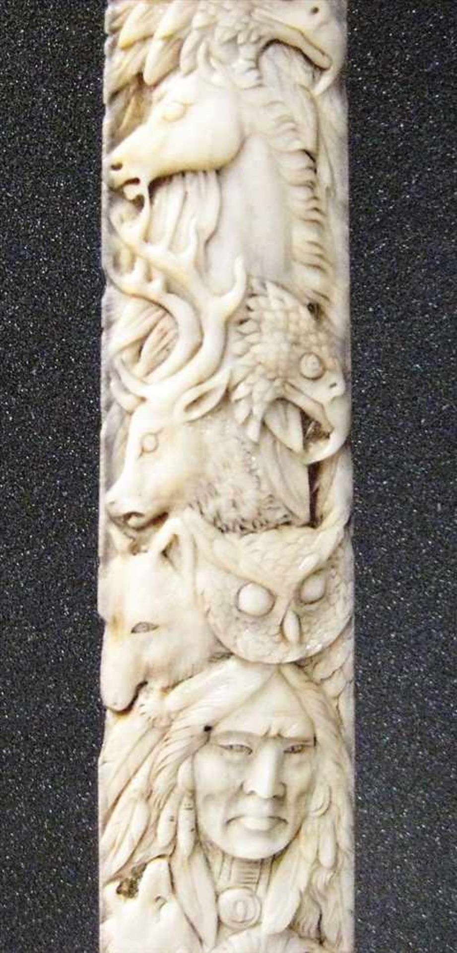 Schwertfisch-Zahn (Rostrum), Indianisch, Rostrum feinst beschnitzt mit diversen Tieren und - Bild 3 aus 5