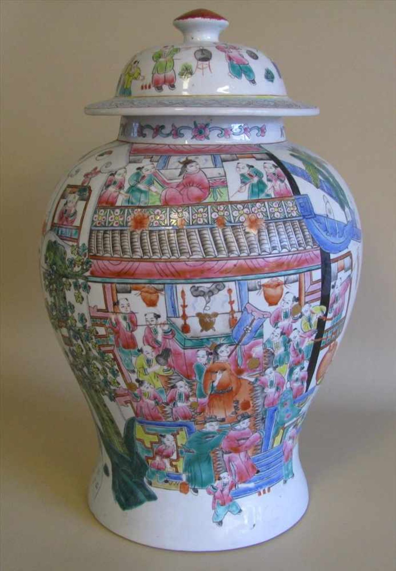 Deckelvase, China, Porzellan polychrom bemalt mit Drachenfest, gem., h 44 cm, d 27 cm.