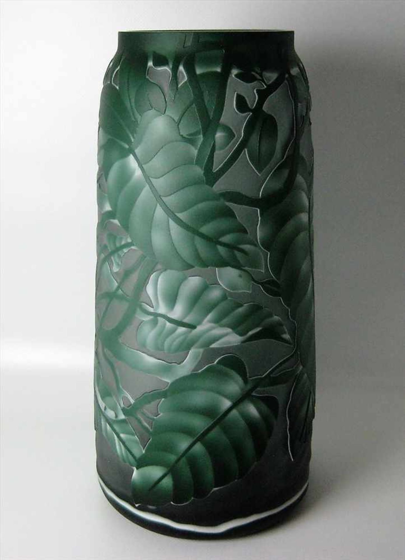 Große Vase, grünliches Cameo-Glas mit umlaufendem Reliefdekor von Papageien und Blattwerk, nach - Bild 2 aus 3