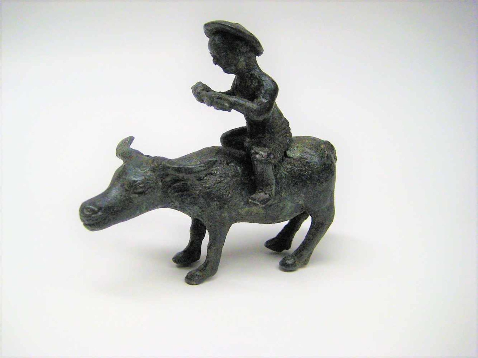 Kleinbronze, China, 19. Jahrhundert, Bauer auf Ochse, Bronze, 9 x 10 x 4,5 cm.