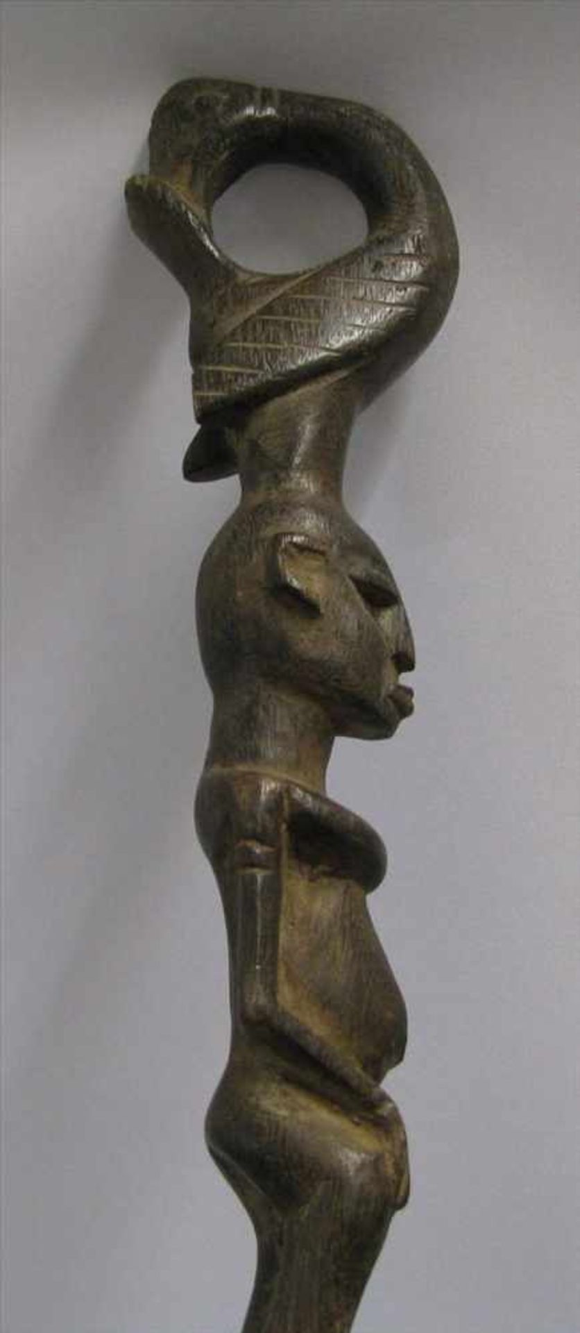 Zeremonienstab, Afrika, Holz beschnitzt, Griff als weibliche Figur mit Vogel, 1 x best., h 91 cm, - Image 2 of 2
