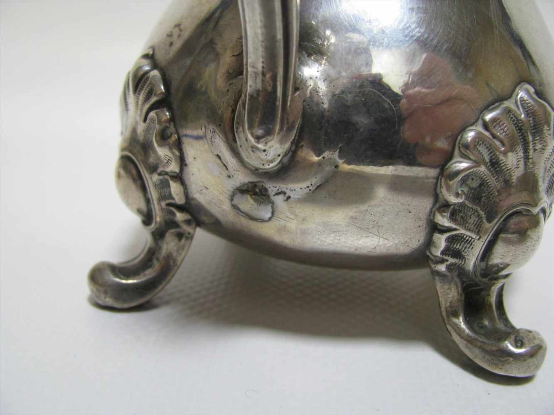 Sahnekännchen, 19. Jahrhundert, Barockform,Silber, gepunzt "C", 99,7 g, 1 x rest., h 10,5 cm, d 6, - Image 2 of 2