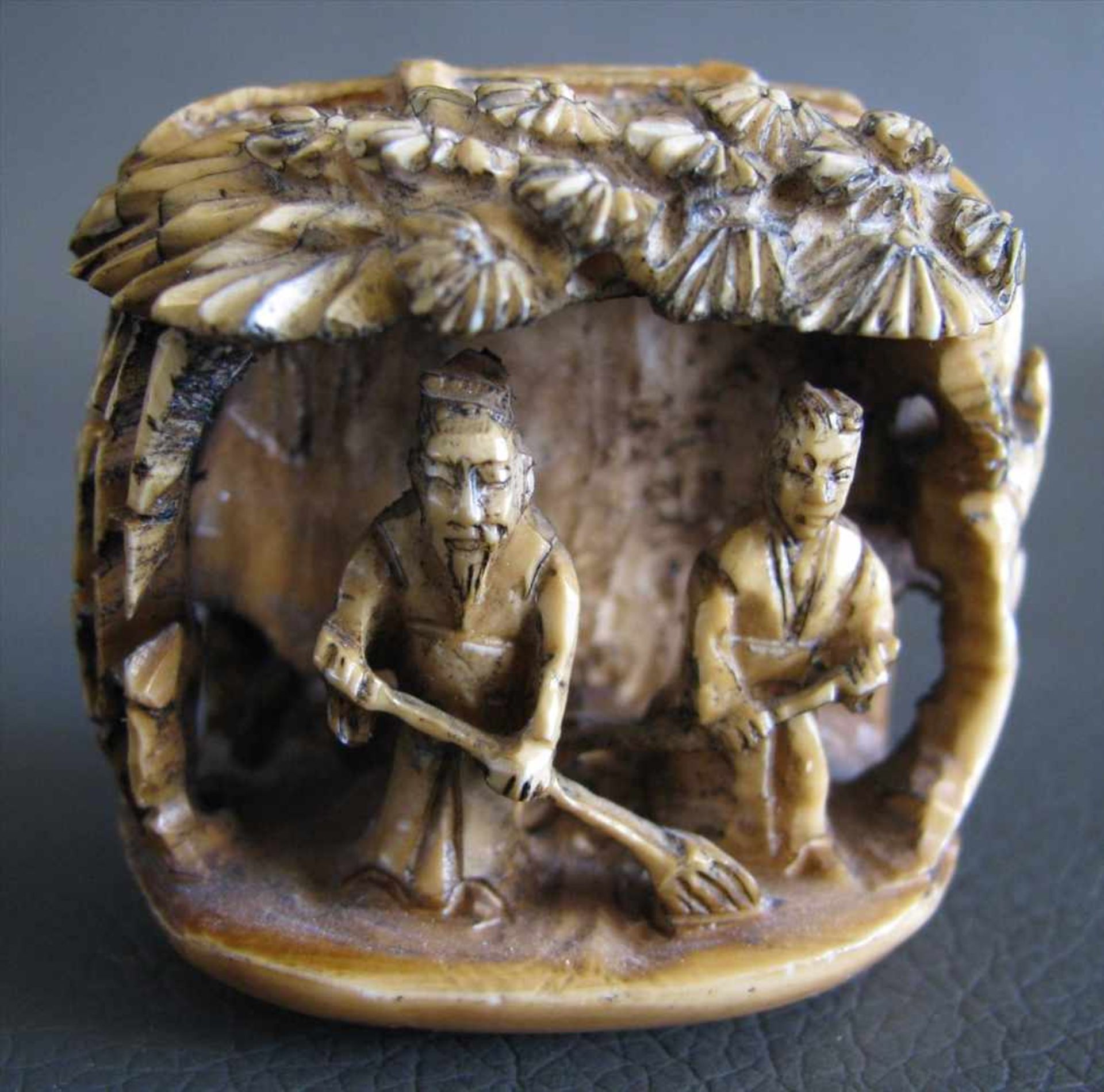 Netsuke, Japan, 19. Jahrhundert, "Zwei Männer in Hütte", Elfenbein beschnitzt, sign., 3,5 x 4 x 3