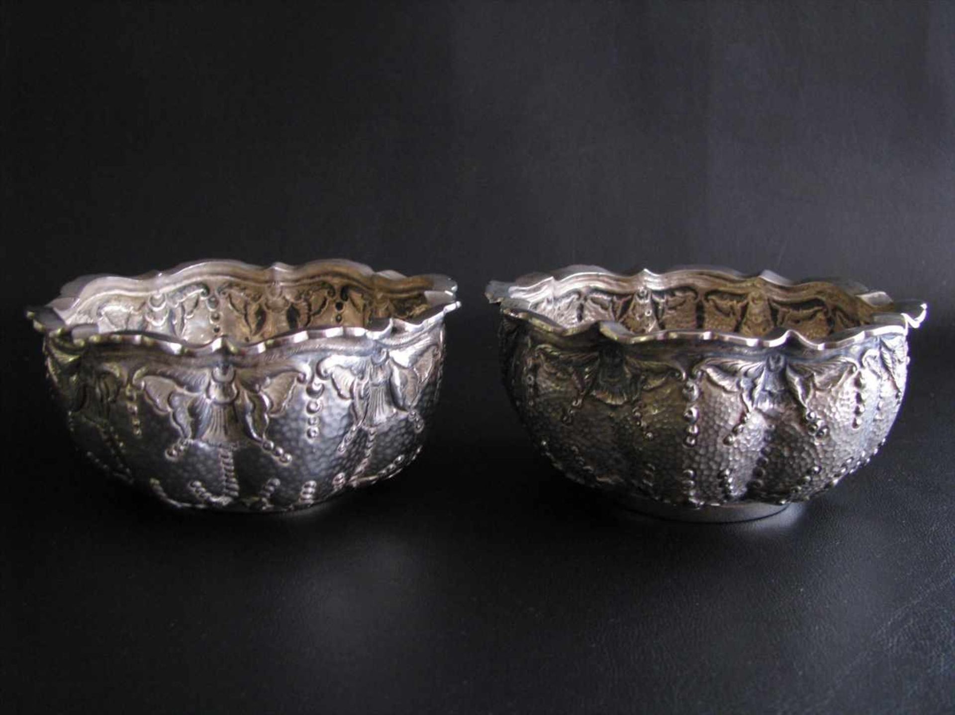 2 Schalen, Indonesien, Djokja, 800er Silber, handgetrieben, gepunzt, 234 g, sign. "MM", h 5,5 cm,