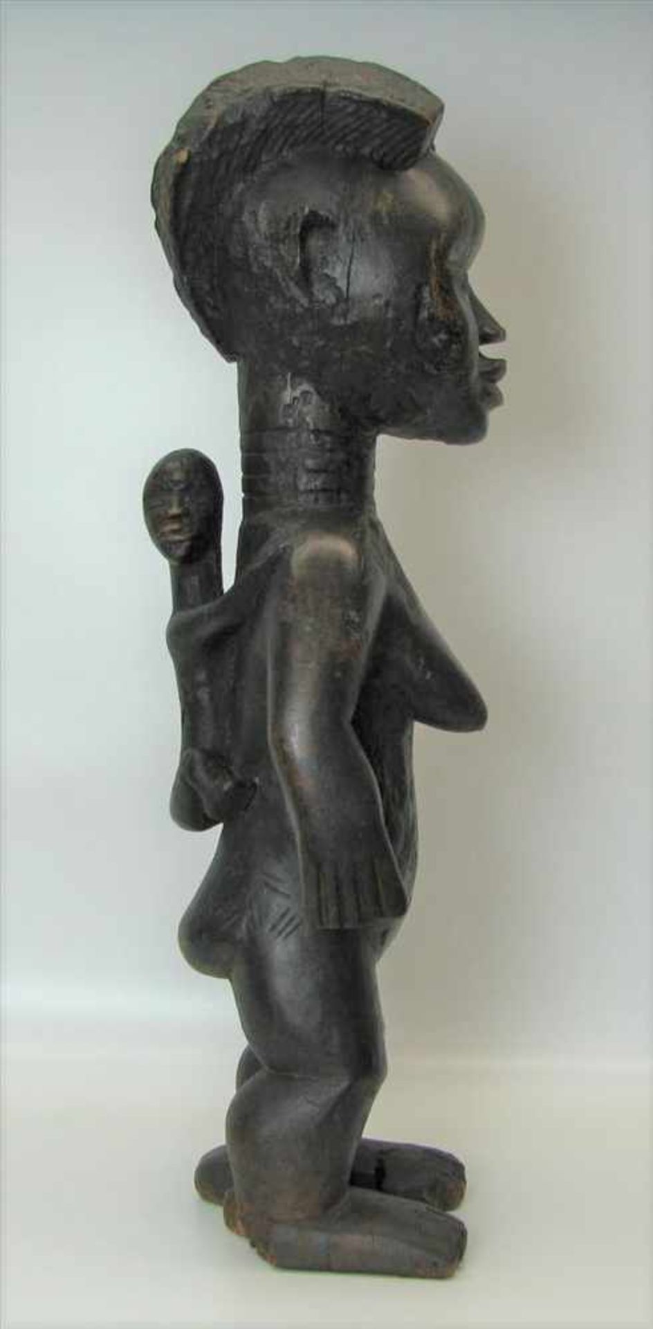 Stehende, weibliche Fruchtbarkeitsfigur mit auf dem Rücken getragenen Kind, Afrika, Nigeria, wohl - Bild 2 aus 3