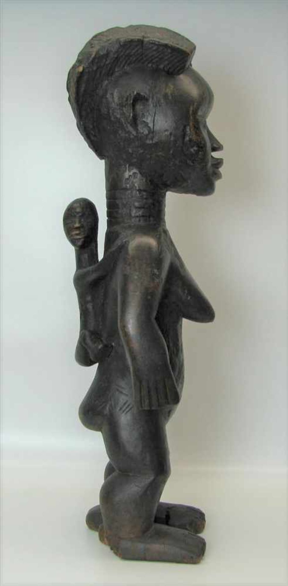 Stehende, weibliche Fruchtbarkeitsfigur mit auf dem Rücken getragenen Kind, Afrika, Nigeria, wohl - Image 2 of 3