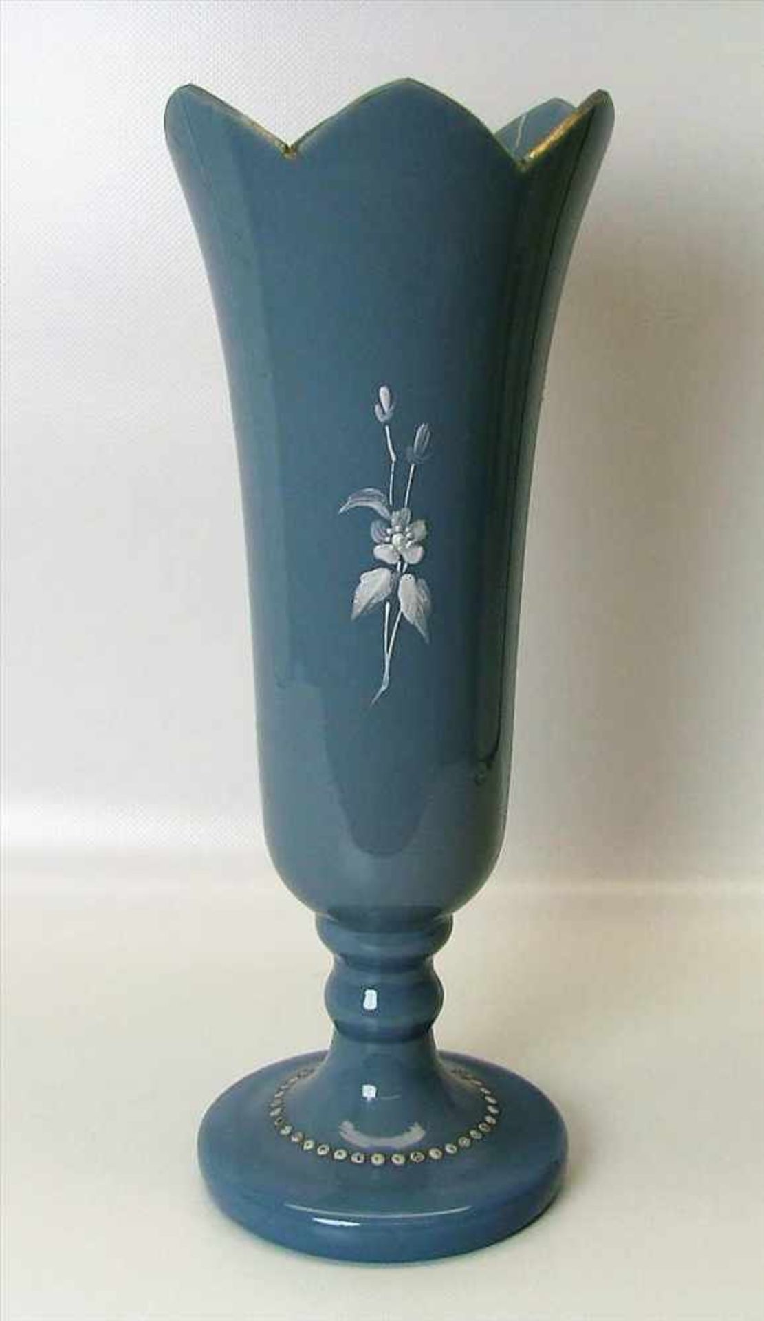 Vase, England, 19. Jahrhundert, taubenblaues Opalinglas mit weißer Emailbemalung, h 33 cm, d 12,5 - Bild 2 aus 2