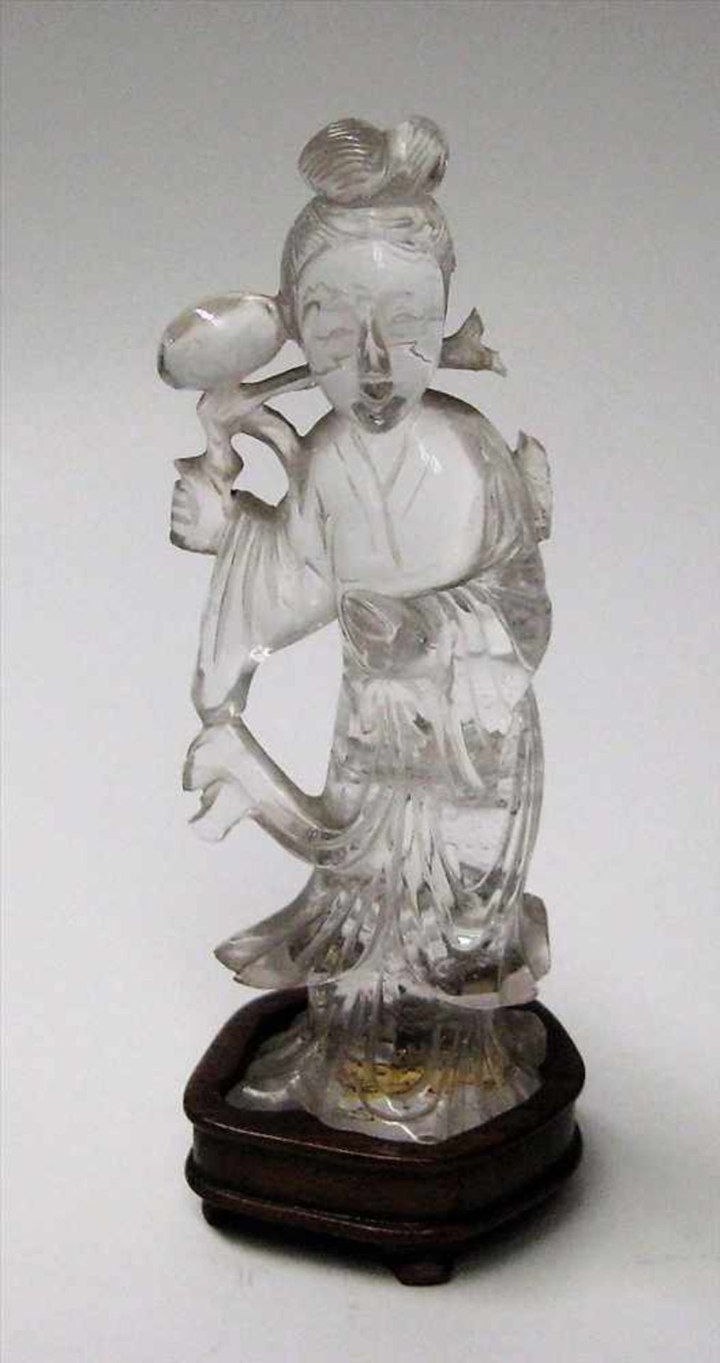 Stehende Geisha, Japan, Bergkristall fein beschnitzt, Holzsockel, 1 x besch., h 11,5 cm, d 4 cm.