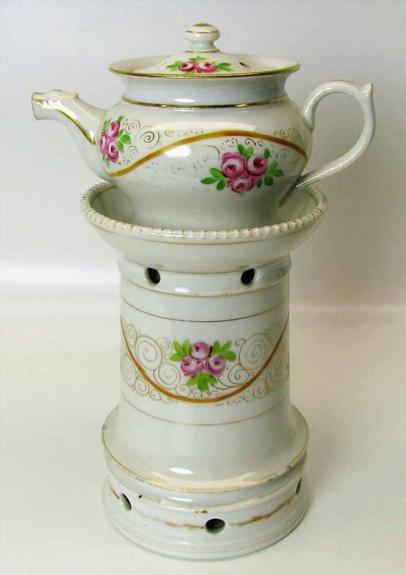 Teekännchen auf Réchaud, 19. Jahrhundert, Porzellan mit polychromer Bemalung, ungem., 2 Chips, h