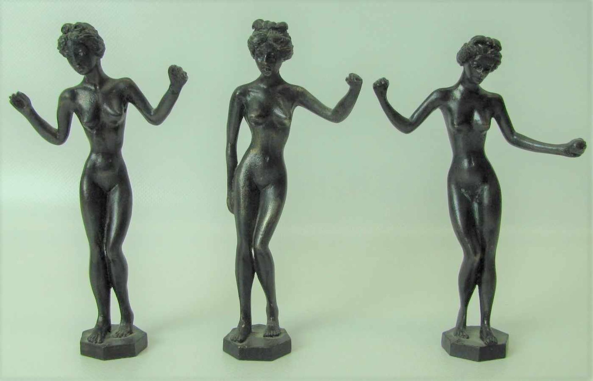 Unbekannt, Die drei Grazien, Bronze, h 13,5 cm. - Bild 2 aus 2