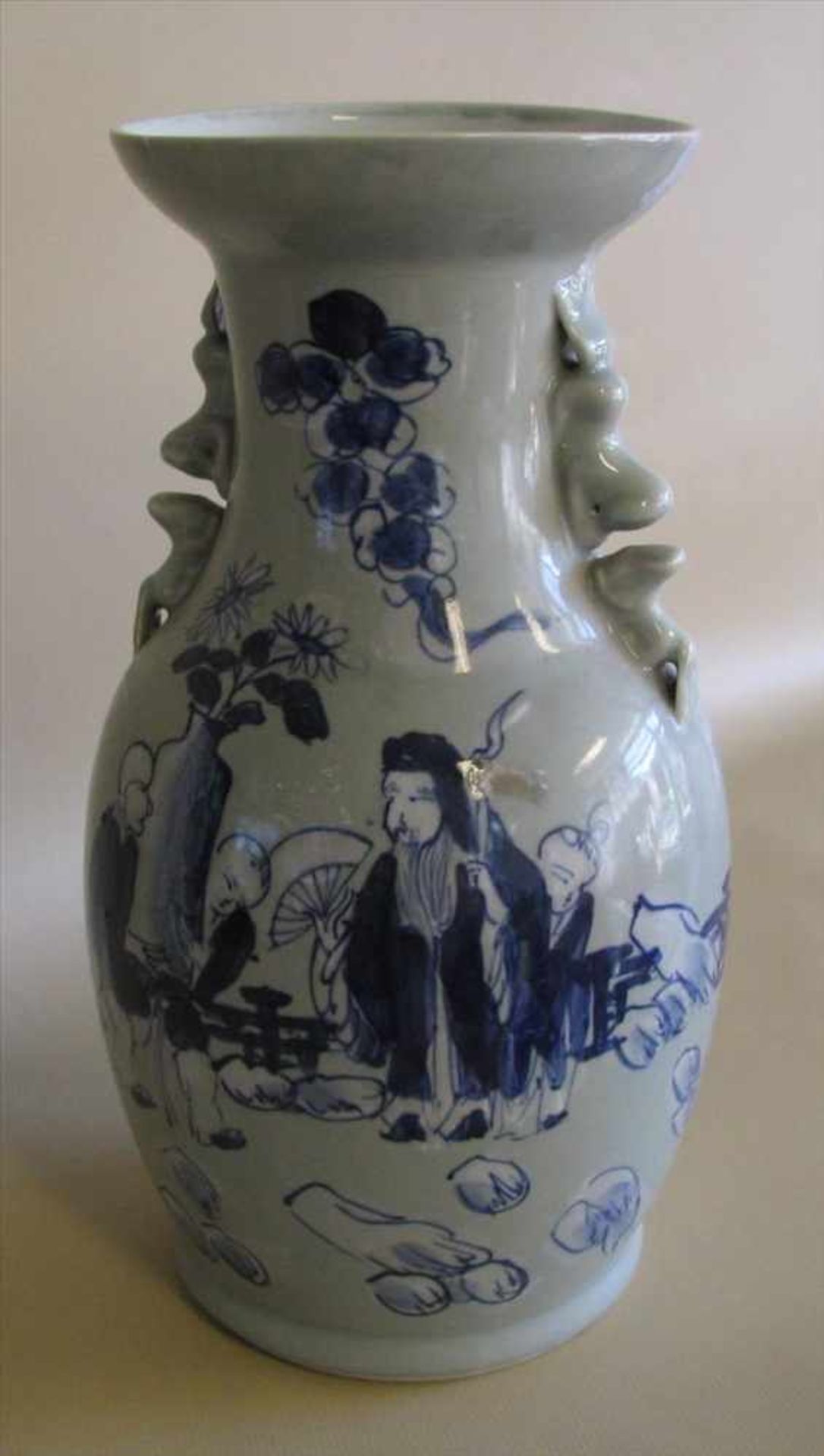 Vase, China, Porzellan mit blauer Bemalung, h 36 cm, d 20 cm.