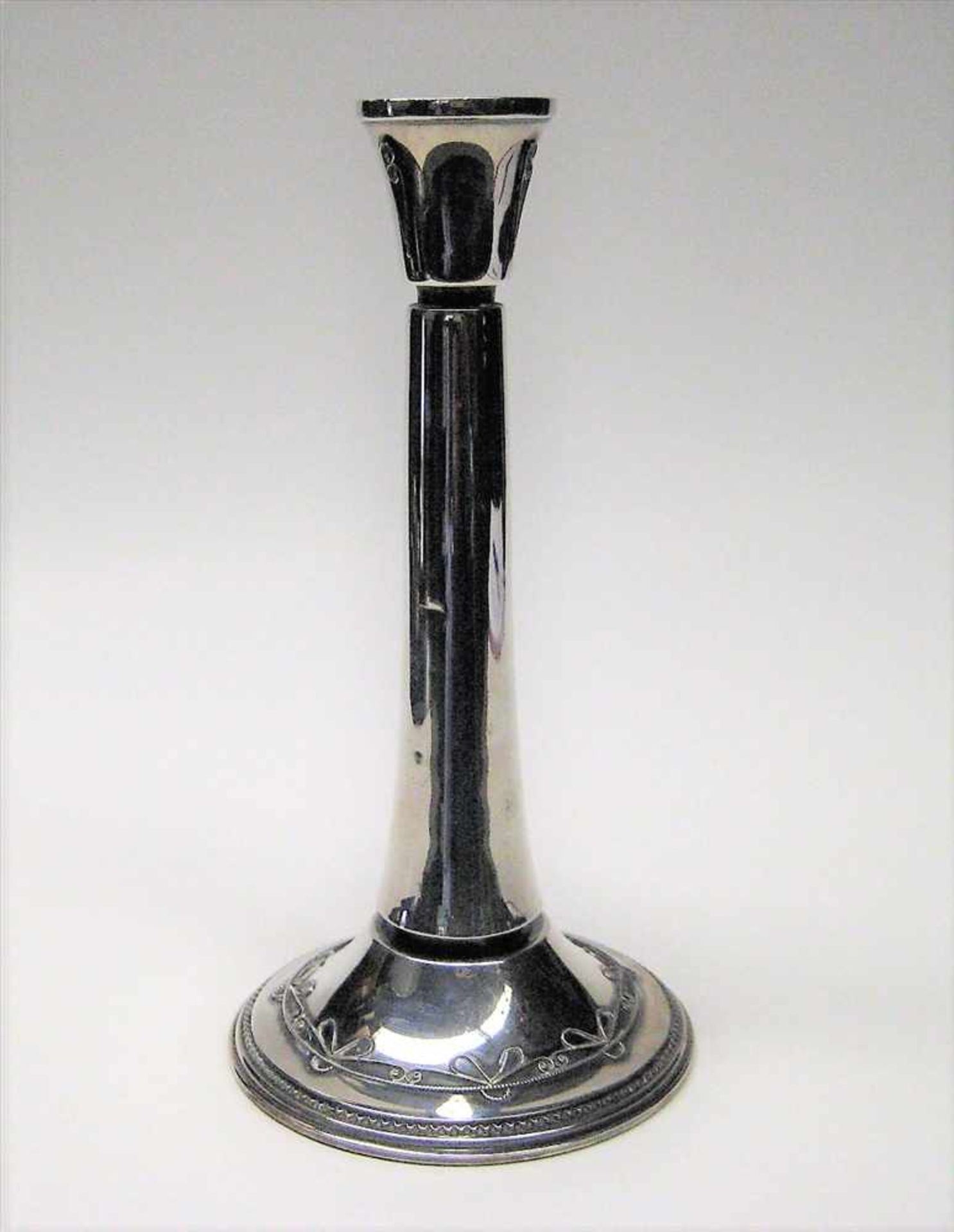 Kerzenleuchter, 1. Hälfte 20. Jahrhundert, 835er Silber, gepunzt, 103, einflammig, 2 x min. gedellt,