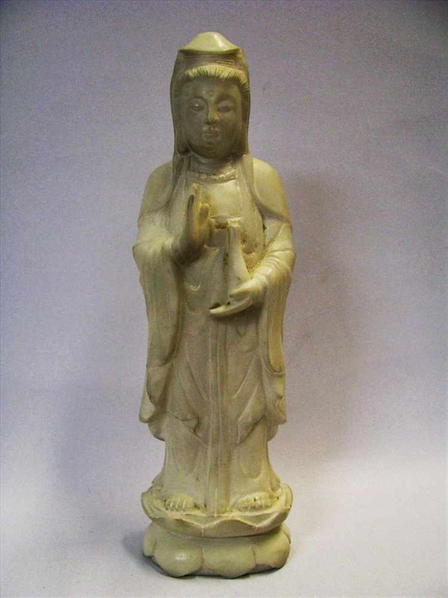 Kwan Yin/Guanyin, China, weißer Marmor beschnitzt, 28 x 9 x 6 cm.